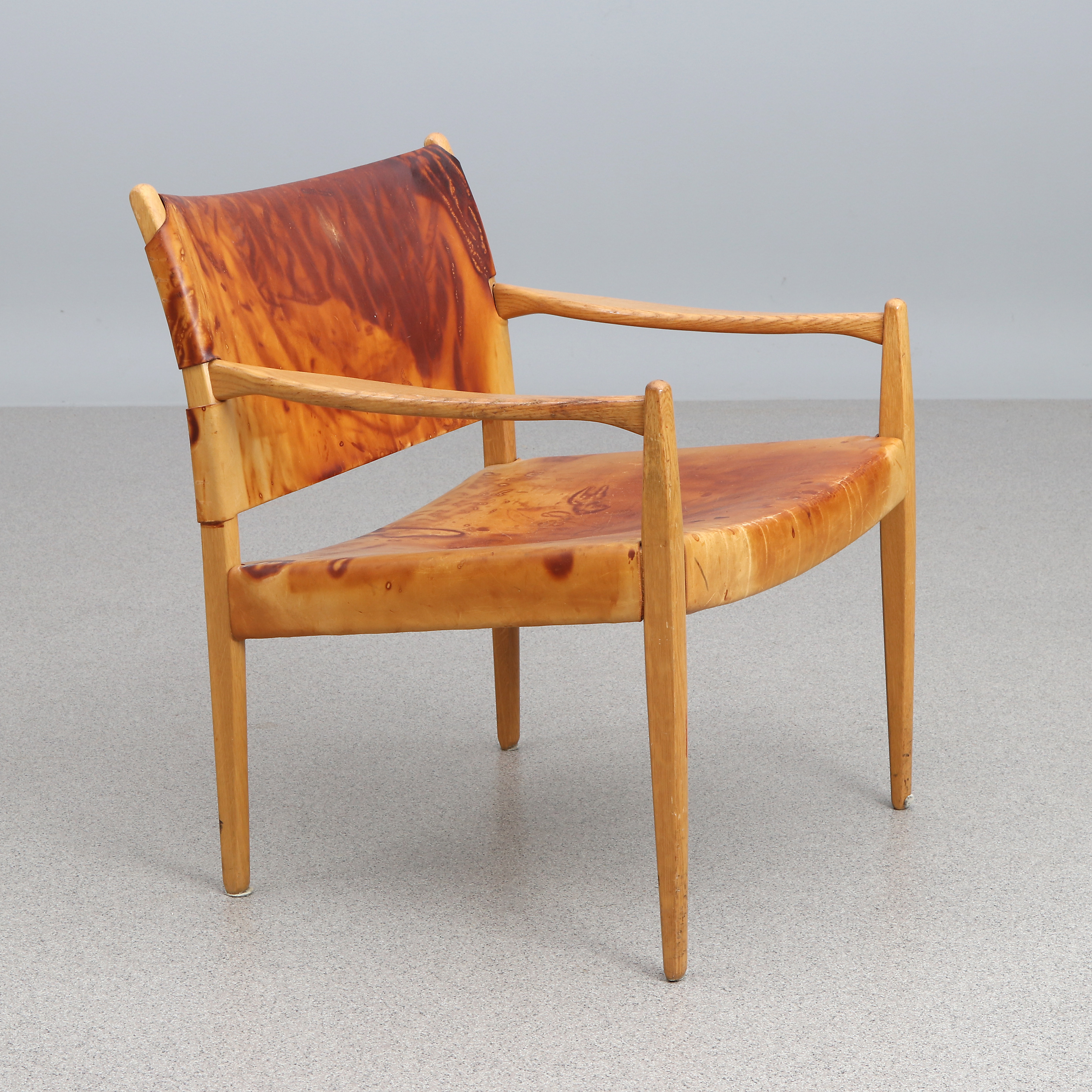 PER OLOF SCOTTE. FÅTÖLJ. Ek stomme med konjaksfärgad skinnklädsel. "Premiär", IKEA, 1960-tal.