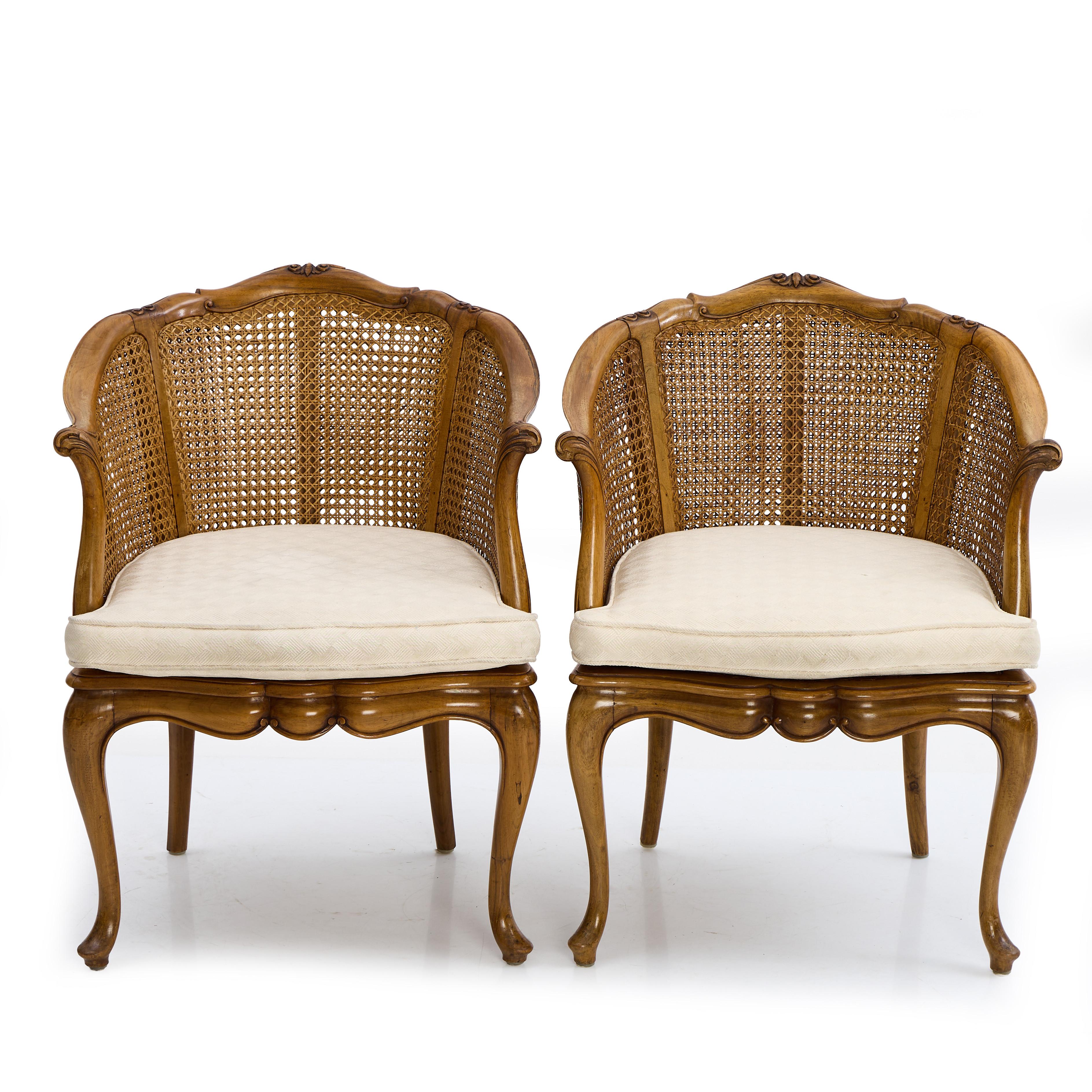 FÅTÖLJER/BERGERER, ett par, 1900-talets första hälft, Louis XV-stil, stomme i valnöt, träskuren dekor, rotting.