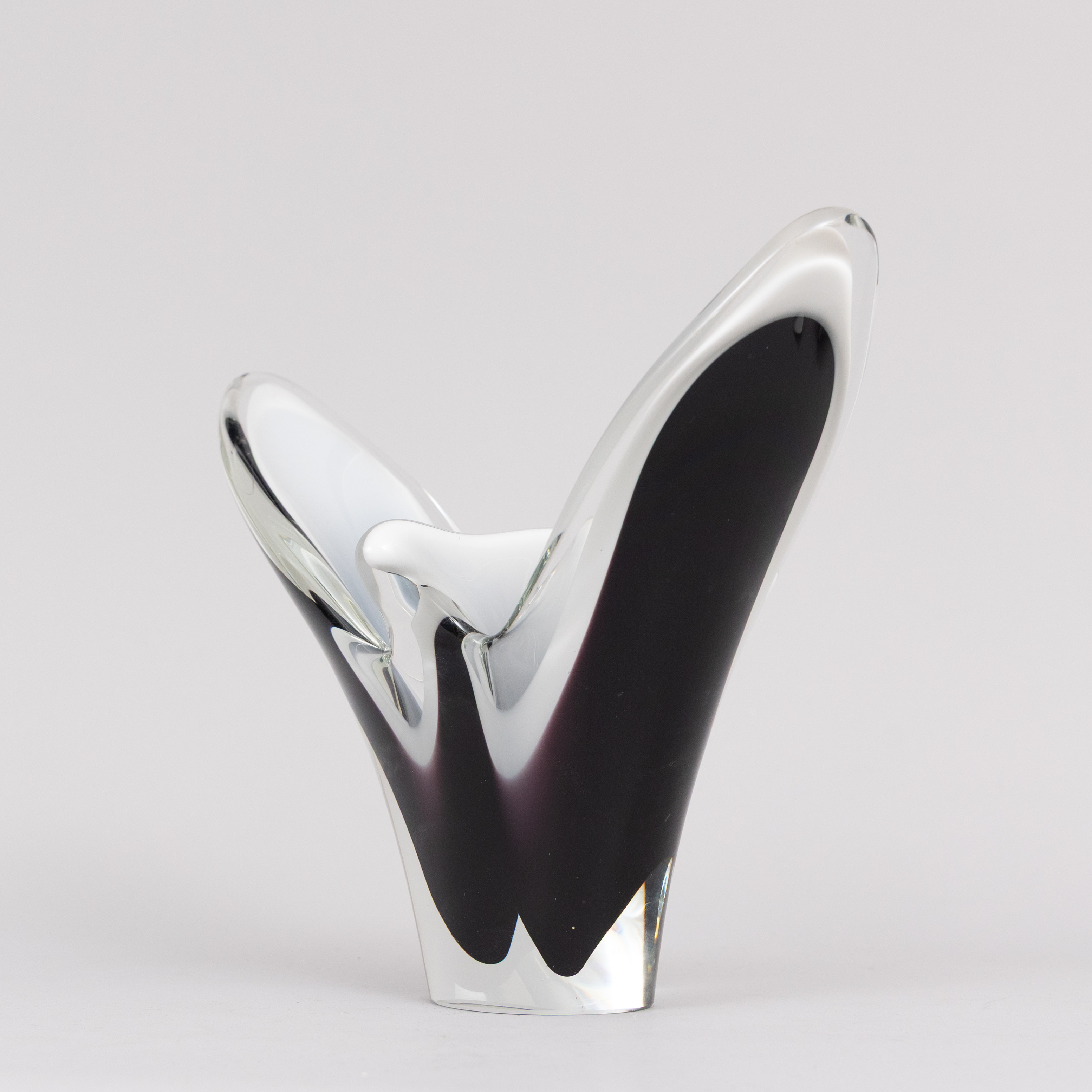 PAUL KEDELV. Vas, underfångsglas, Coquille, Flygsfors, daterad 1956.