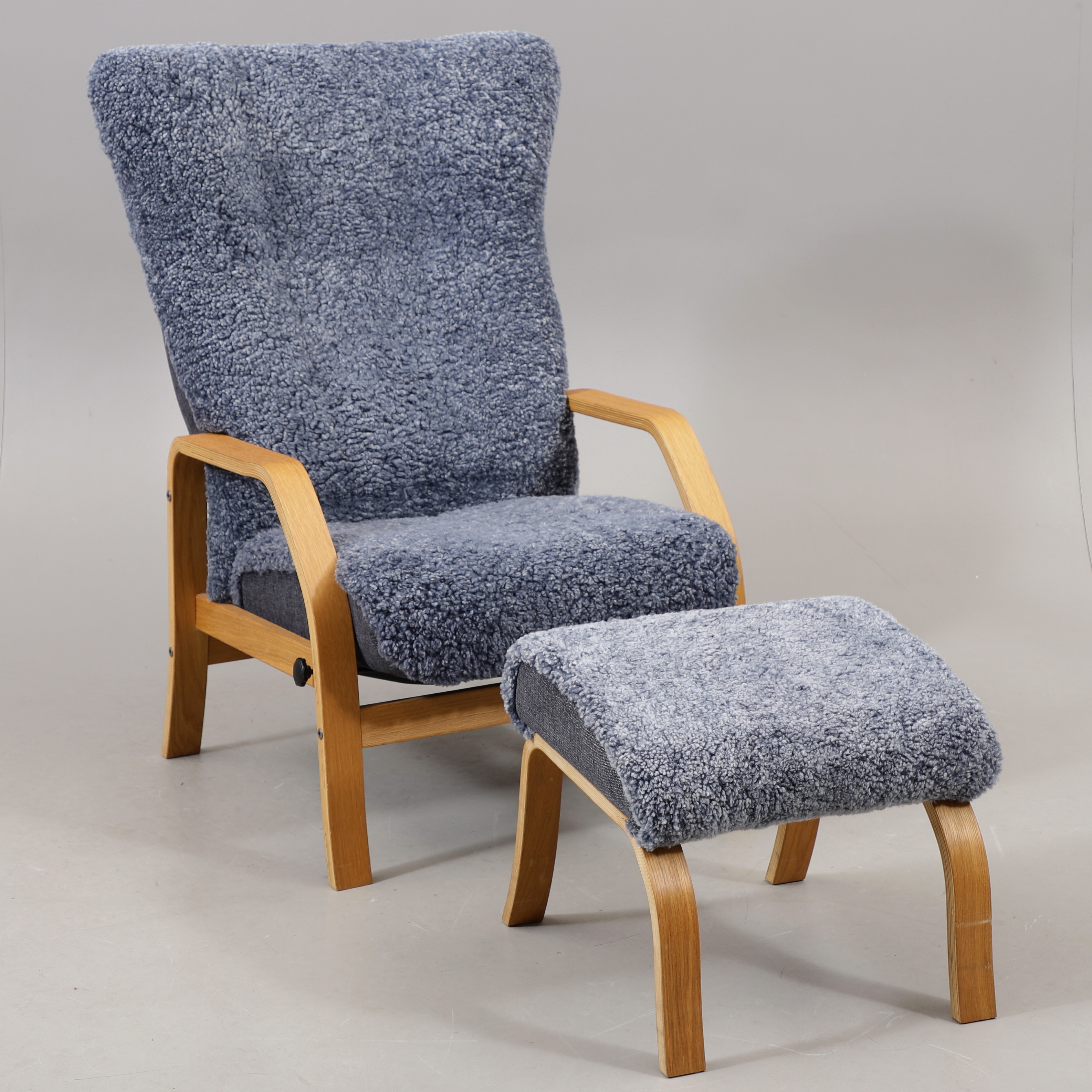 FÅTÖLJ med FOTPALL, fårskinn/ek, 2000-tal.