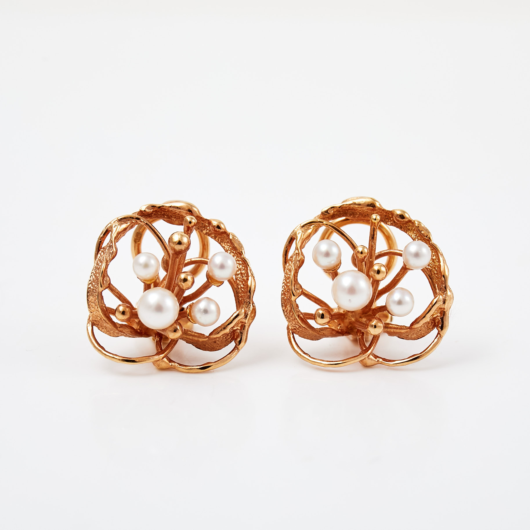 ÖRHÄNGEN / CLIPS, 1 par, 18 k guld, odlade saltvattenspärlor, svenska importstämplar.