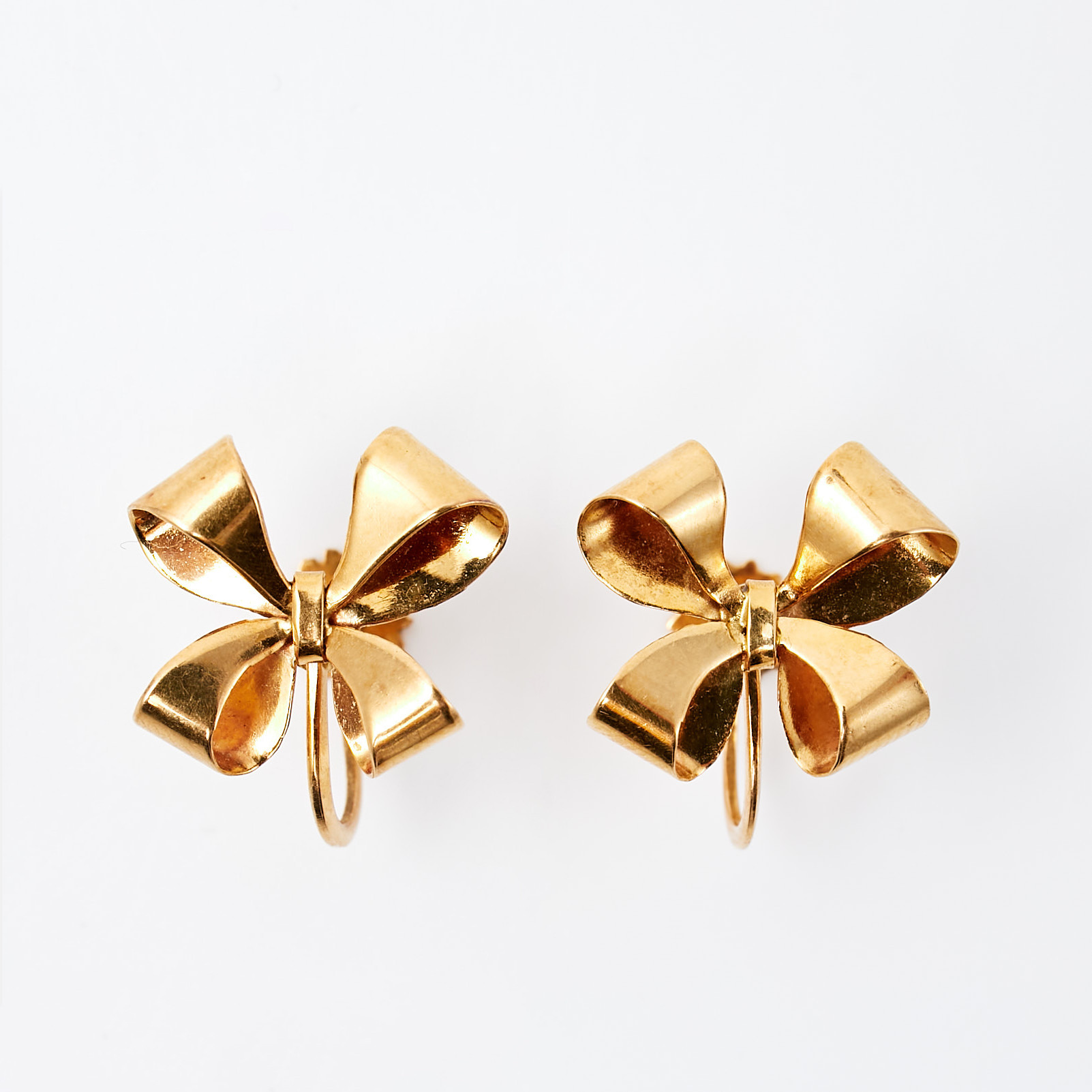 ÖRHÄNGEN, 1 par, 18 k guld, i form av rosetter, Juvelfabriken Ab, Stockholm, 1946, med skrvmekanismus.