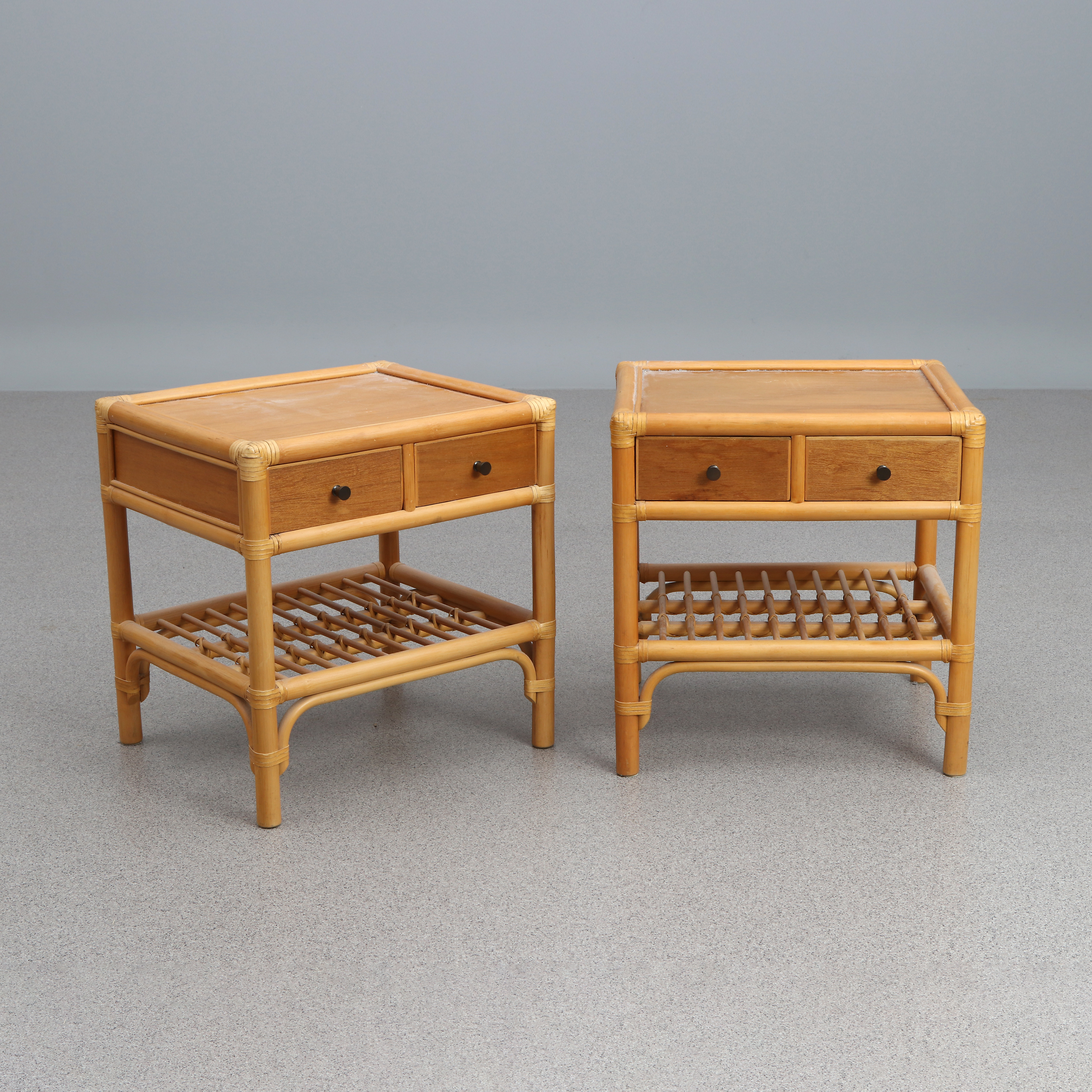 SÄNGBORD, ETT PAR. Teak och bambu. Samtida tillverkning. Omärkta.