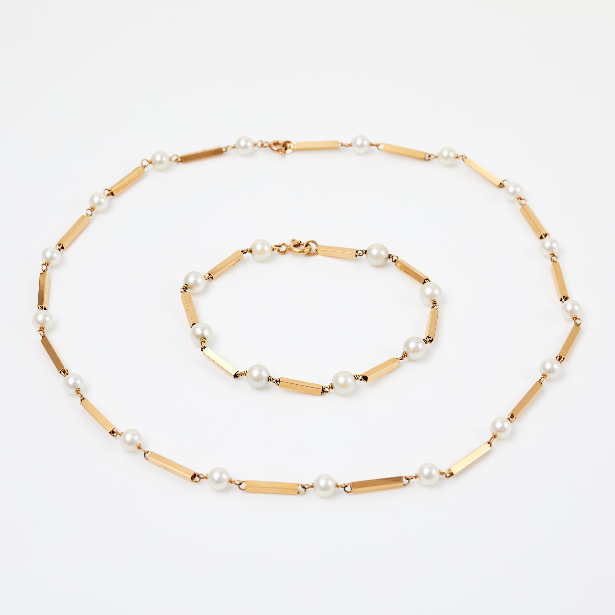 HALSBAND samt ARMBAND, 18 k guld, stavlänk med odlade saltvattenspärlor, svenska kontrollstämplar.