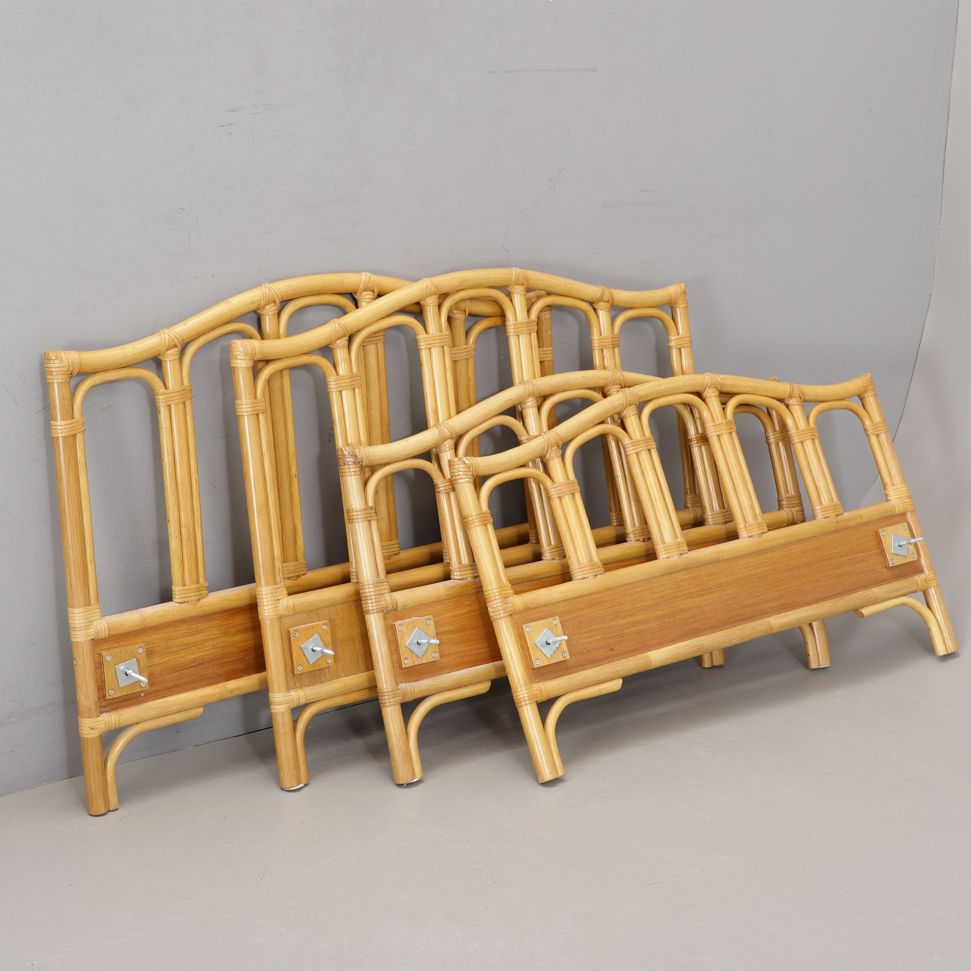 SÄNGGAVALAR, ett par, Bambu/rotting, "Evita", Dux, 1980-tal.