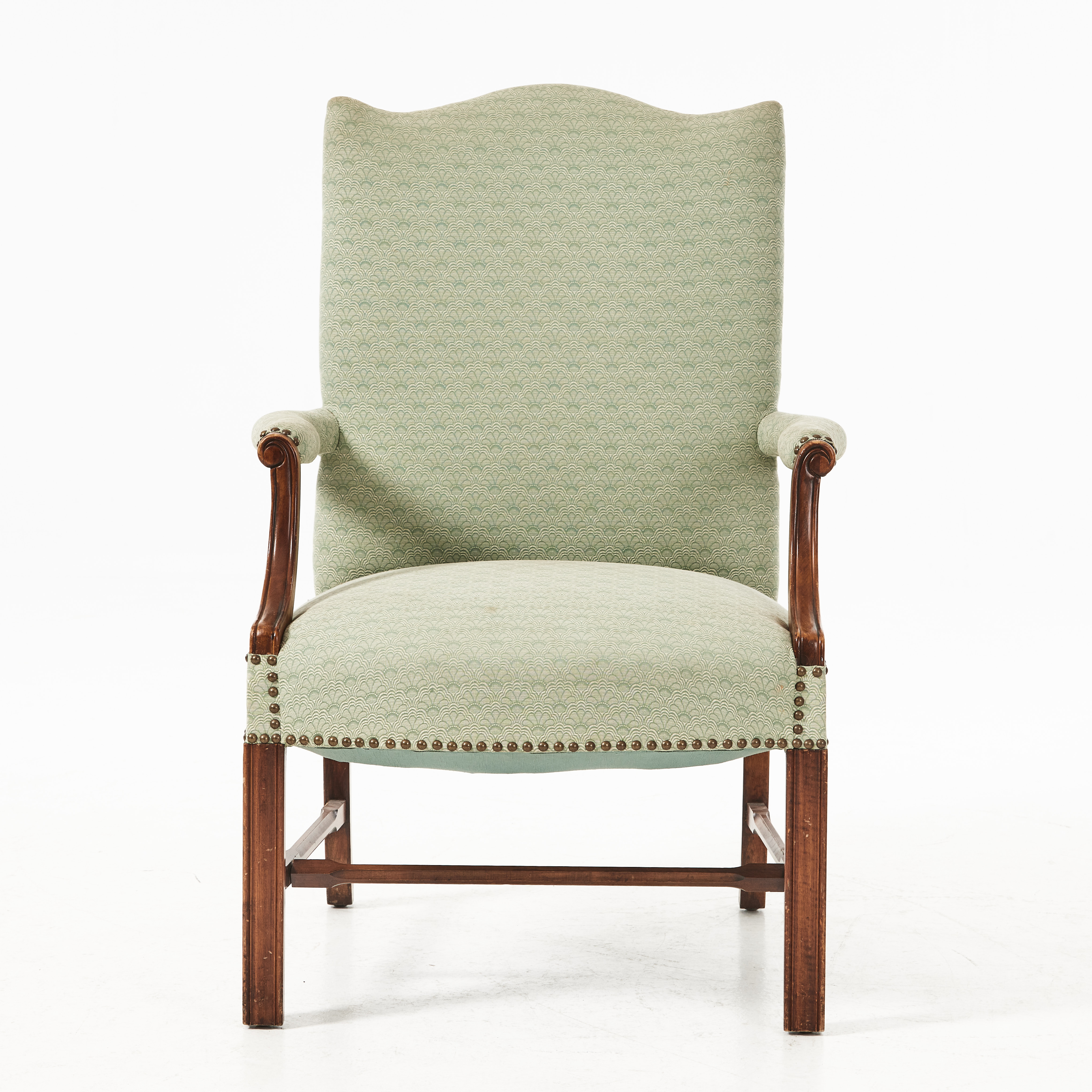 KARMSTOL, engelsk stil, dekor av pärlspik, klädd rygg och sits samt armlän, 1900-talets andra hälft.