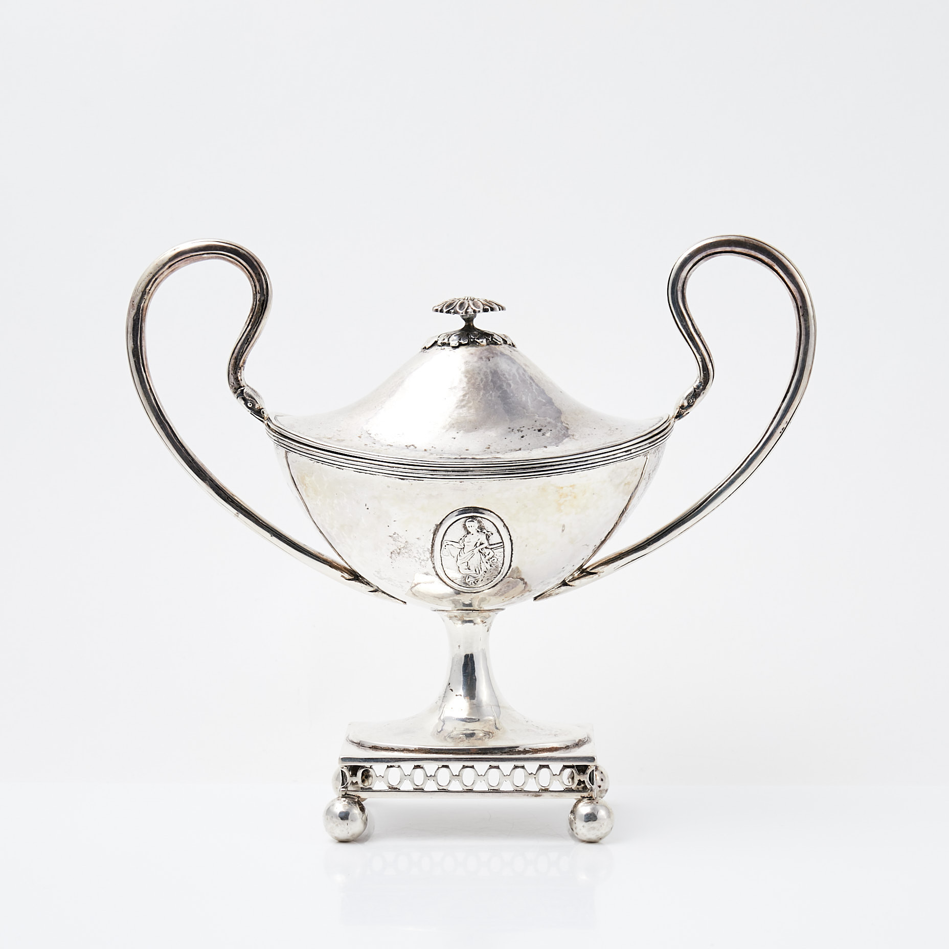 SOCKERSKÅL MED LOCK, silver, sengustaviansk stil, Ludwig Neresheimer & Co, Hanau, Tyskland, 1900-tal, punsad och genombruten dekor, på klotfötter.