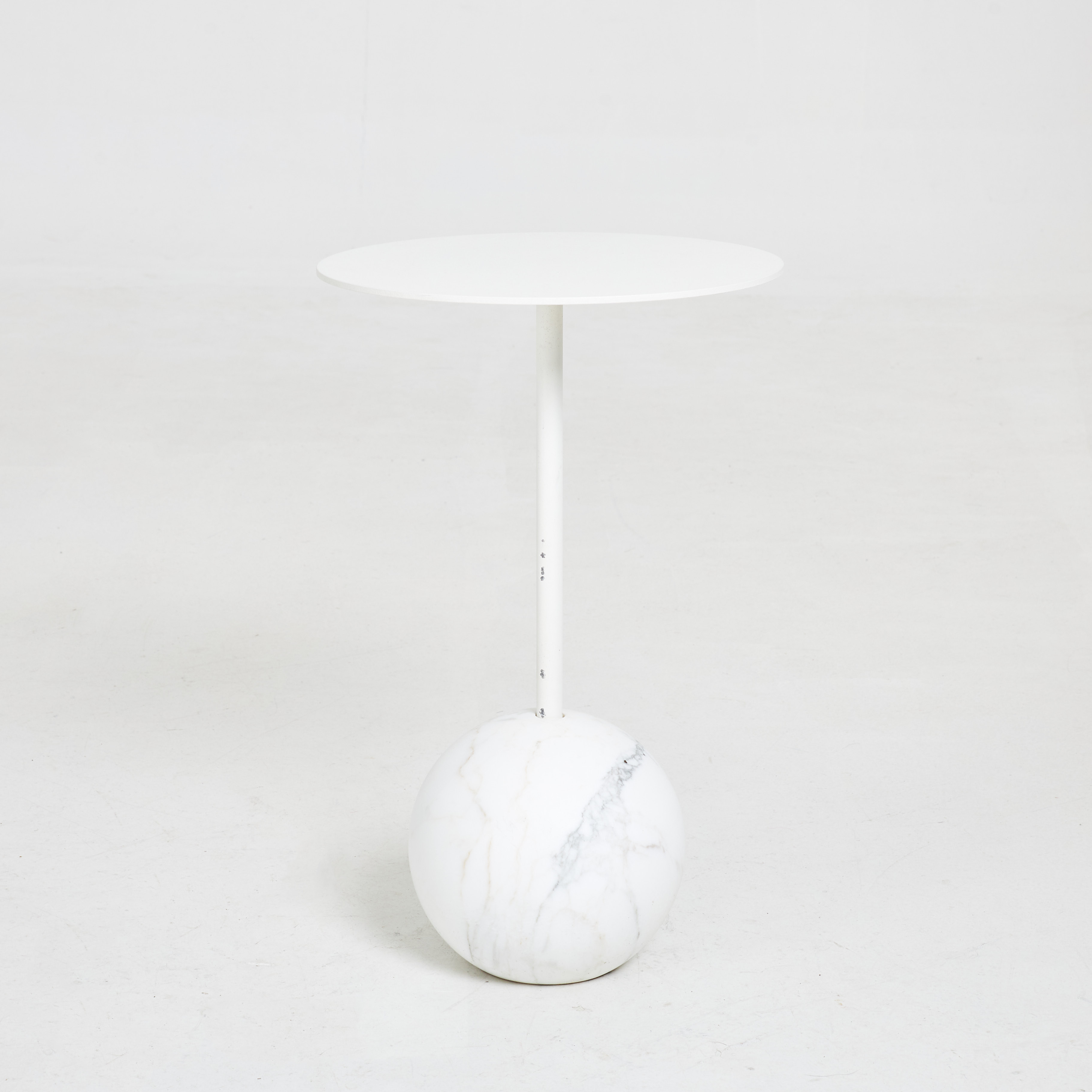 FRIENDS & FOUNDERS. Bord, "Knock Out Round Marble", samtida, marmor lackerad metall.