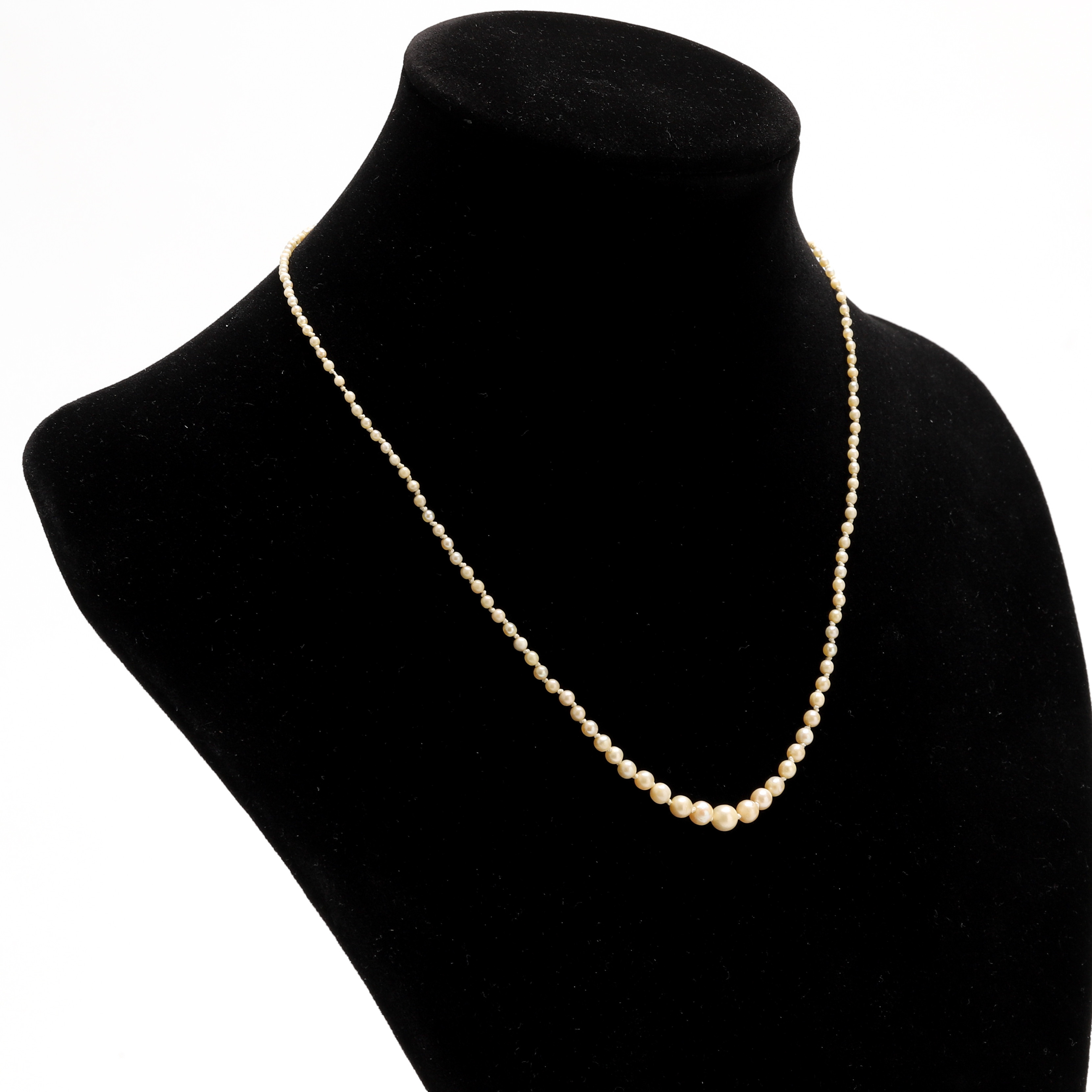 PÄRLCOLLIER, doserat, omkring år 1900, orientaliska pärlor, ca 1,57-4,72 mm, lås i 18 k guld/platina, 1 gammalslipad diamant, resp. 2 rosenslipade diamanter.