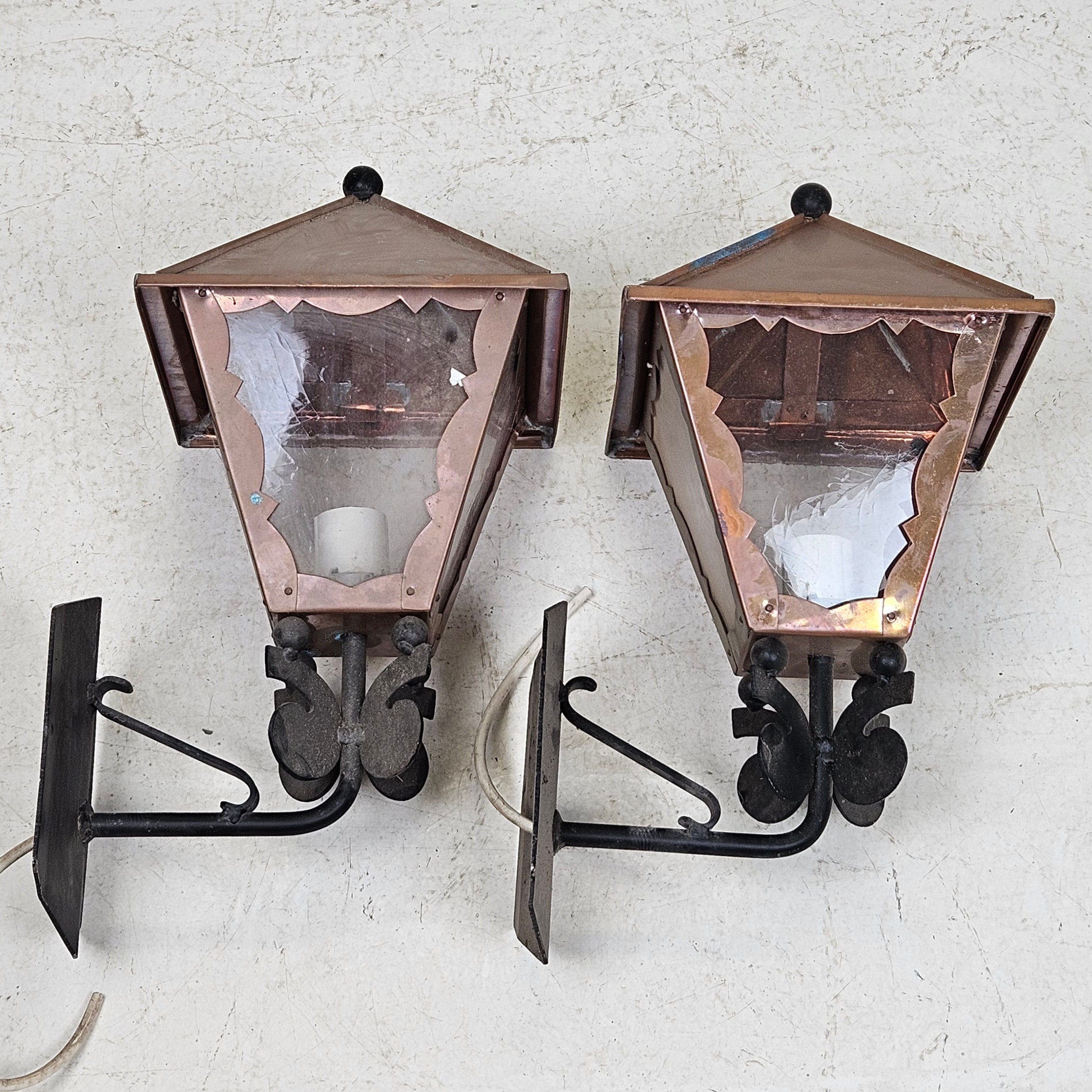 UTOMHUSARMATURER/VÄGGLAMPOR, ett par, 1900-talets andra hälft.