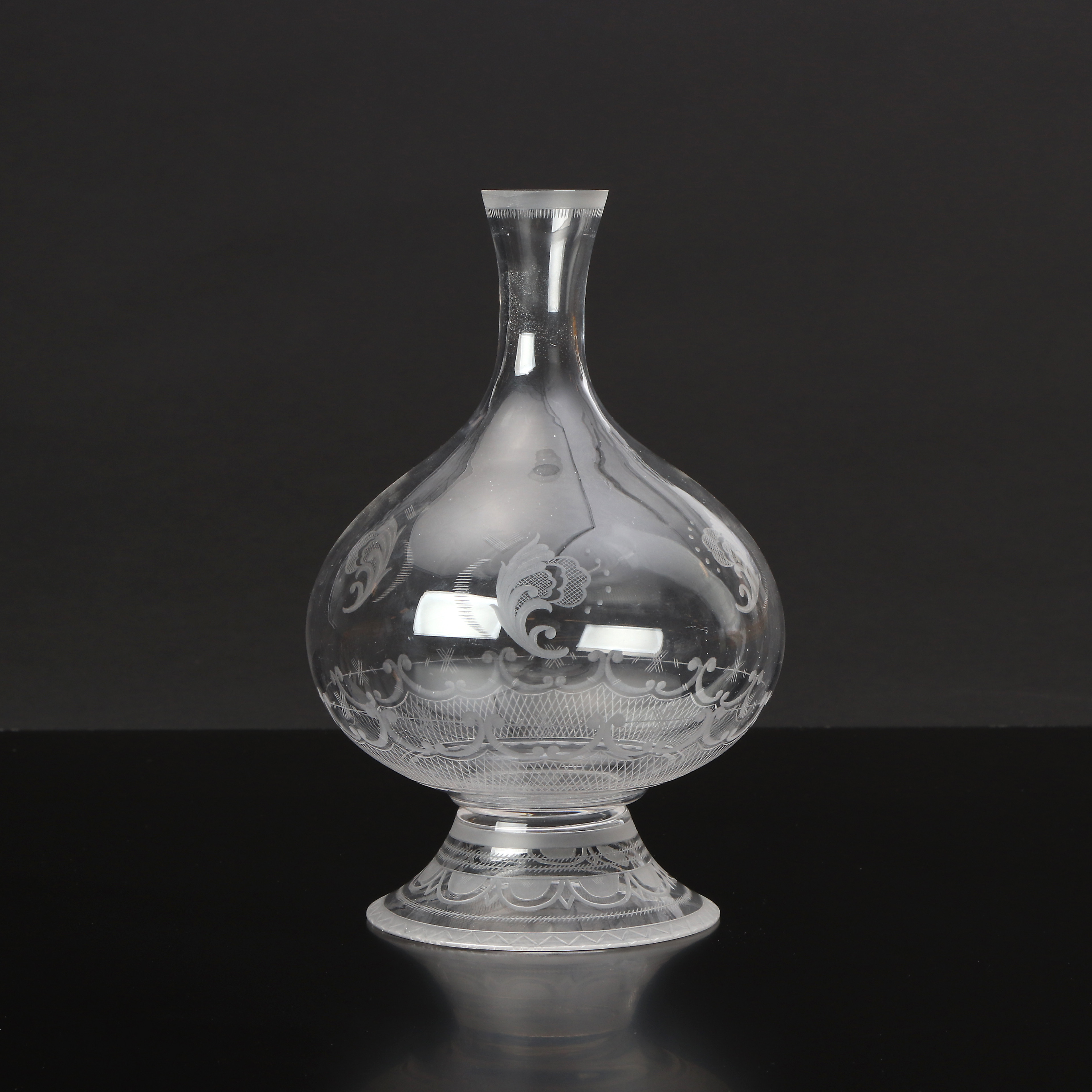 SIMON GATE. VAS/KARAFF. Glas med slipad dekor. Signerad: G 138-27 Orrefors.