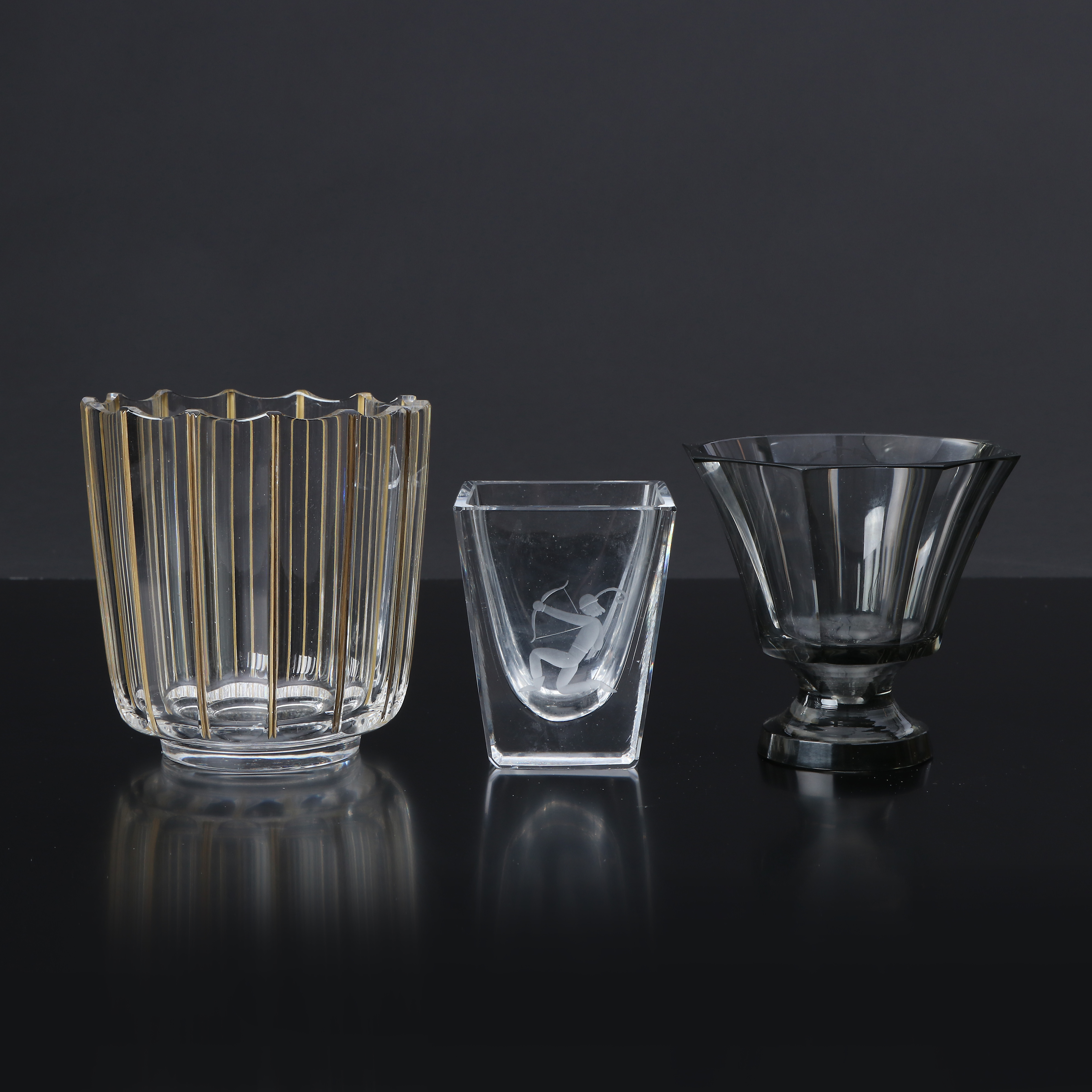 VASER, TRE ST. Konstglas, en med slipad dekor. Bl.a. Elis Bergh.