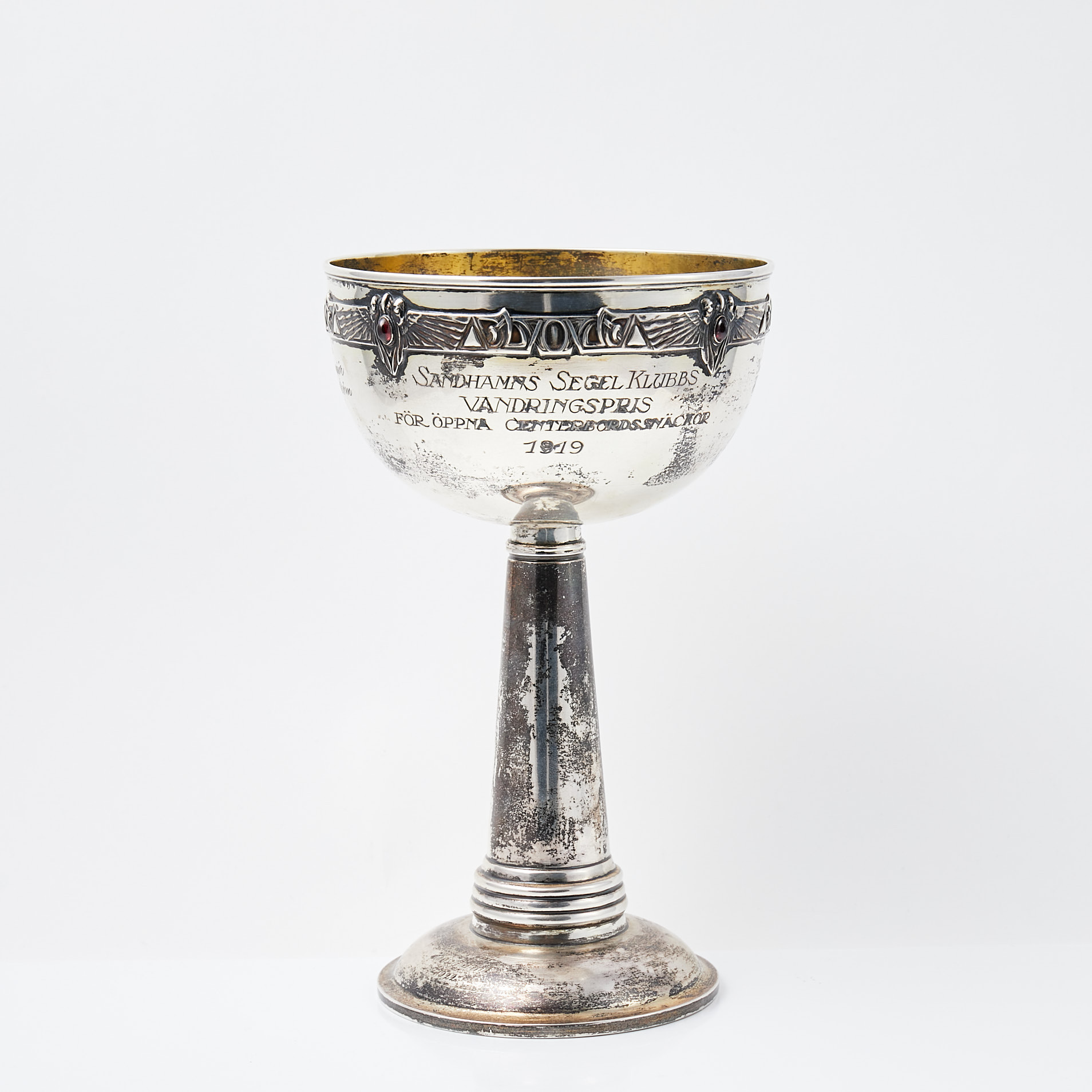 POKAL, silver, invändigt förgylld, dekor av stilliserade änglar med infattade granater, 1900-tal.