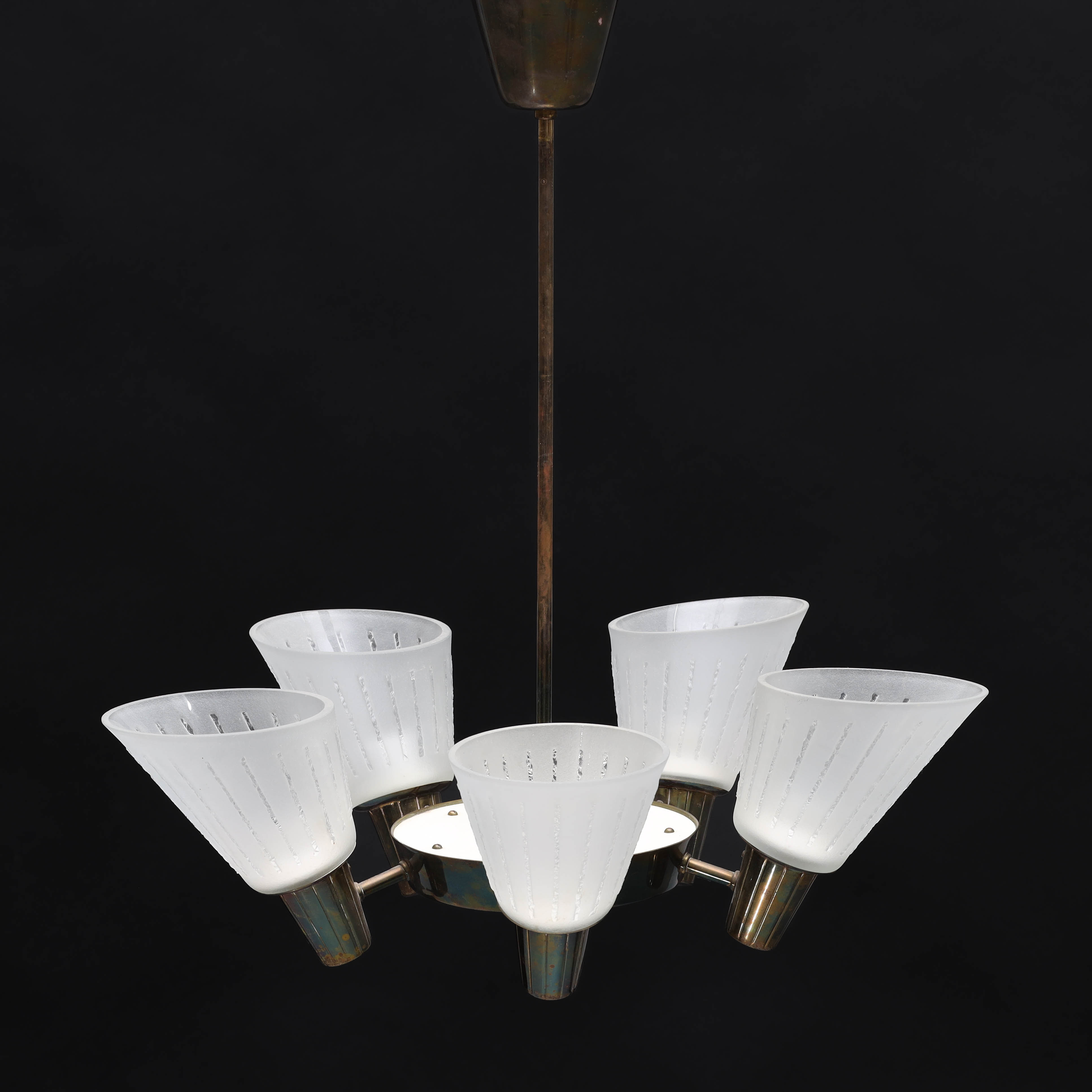 TAKLAMPA, 5-ljuspunkter, mässing, frostat glas med slipad dekor, 1900-talets mitt.