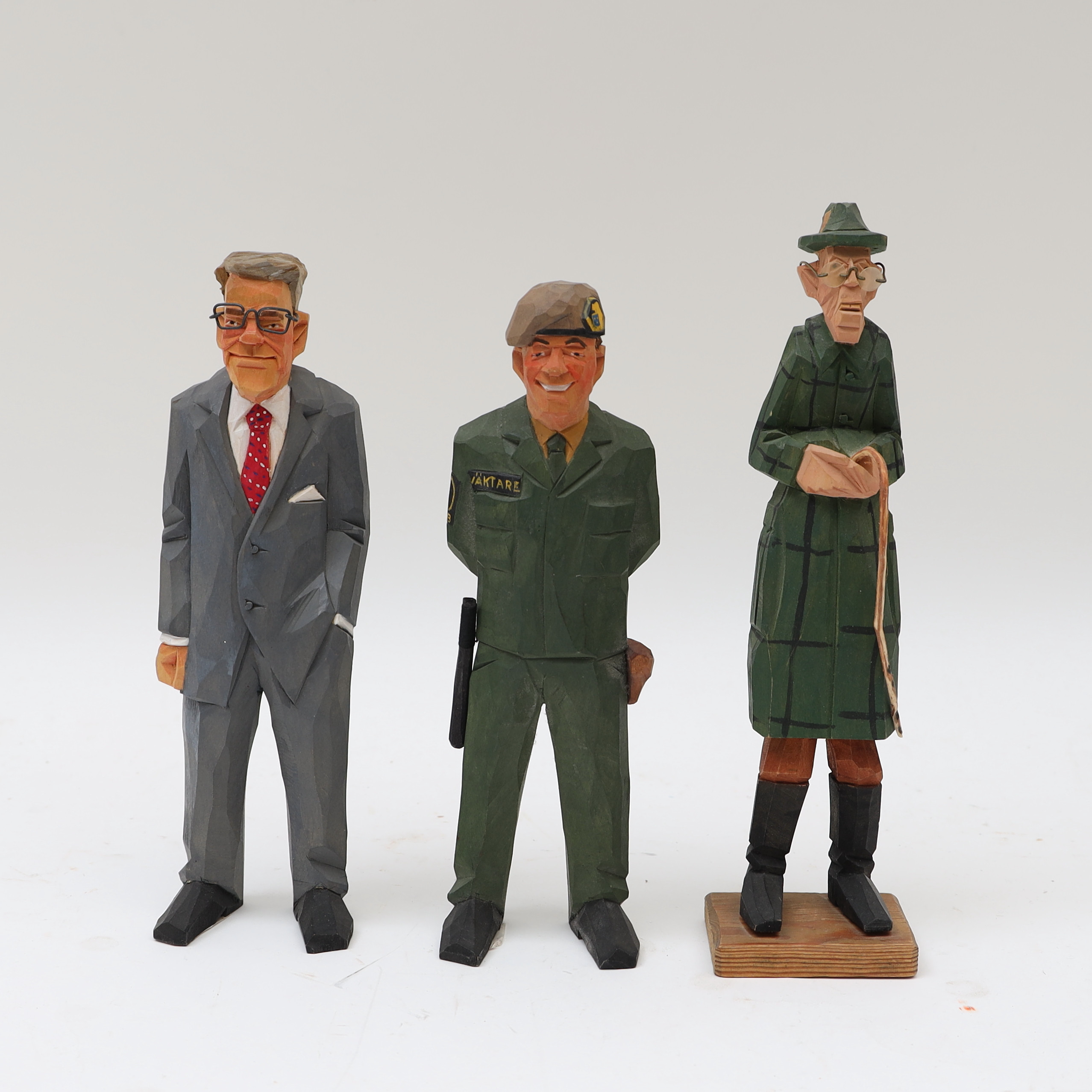 SVEN GUNNARSSON. TRÄFIGURER, 3 stycken, bland annat föreställande Gustav V och Ingvar Karlsson.