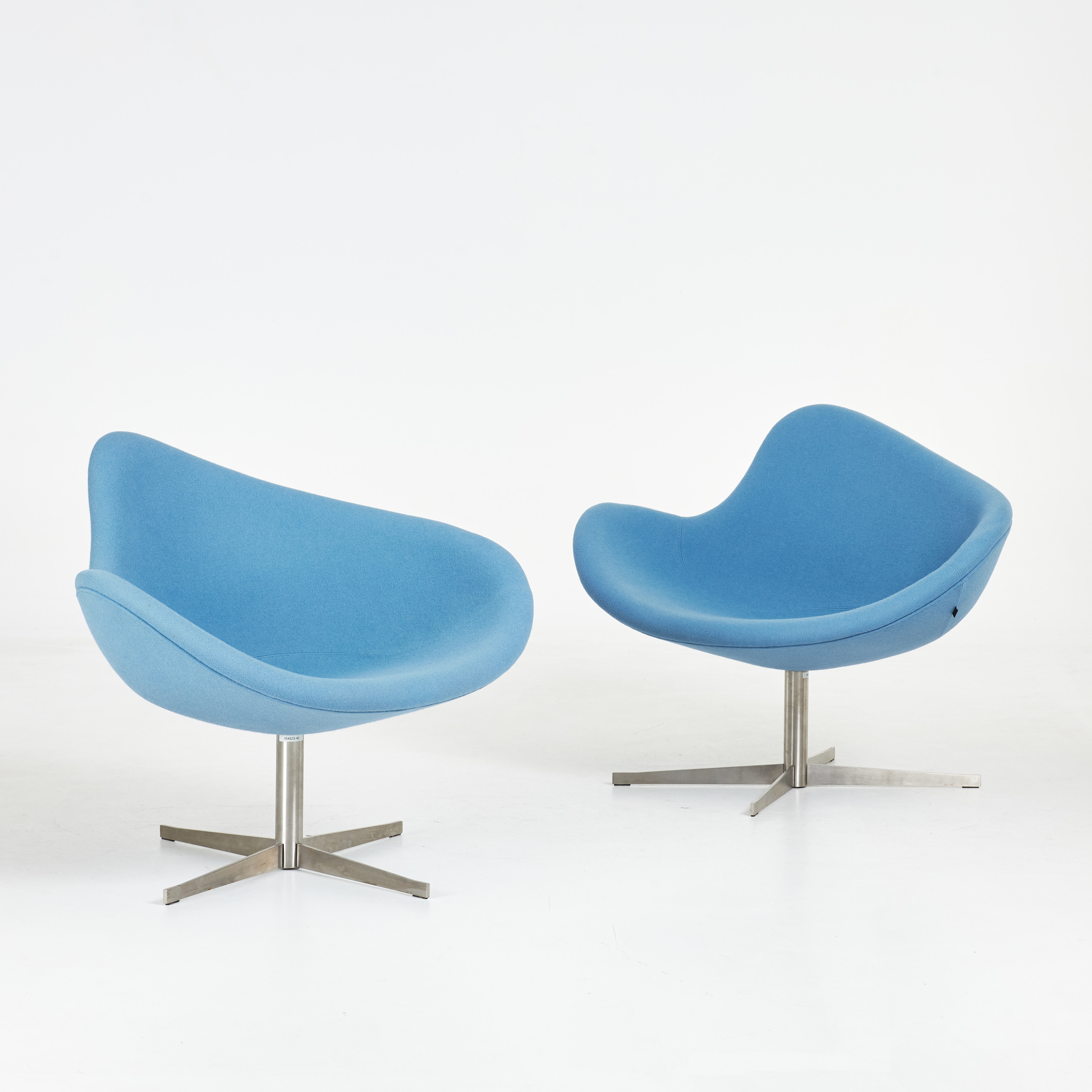 LOUNGEFÅTÖLJER, 1-par, "K2 Swivel", för +Halle, ljusblå klädsel.