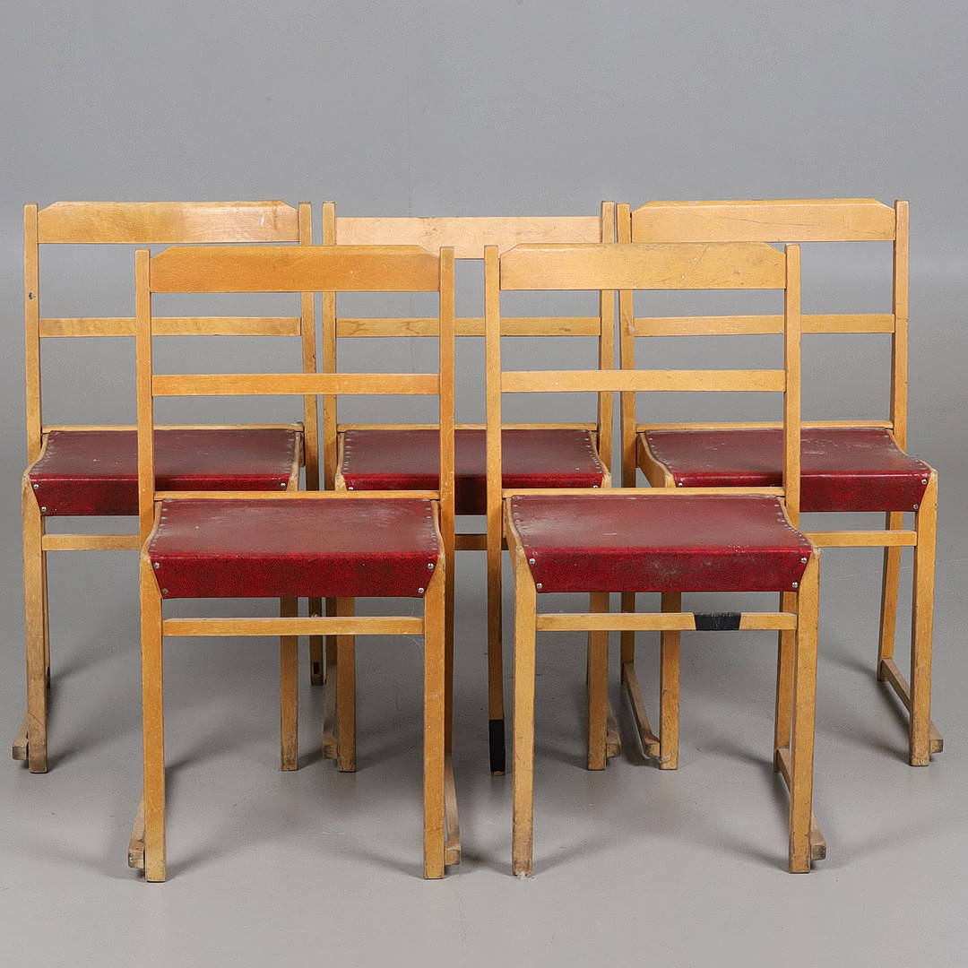 STOLAR. 5 st, Trä med läderimiterande sits, "stapelstolen", Swedic Enköping 1950-tal.