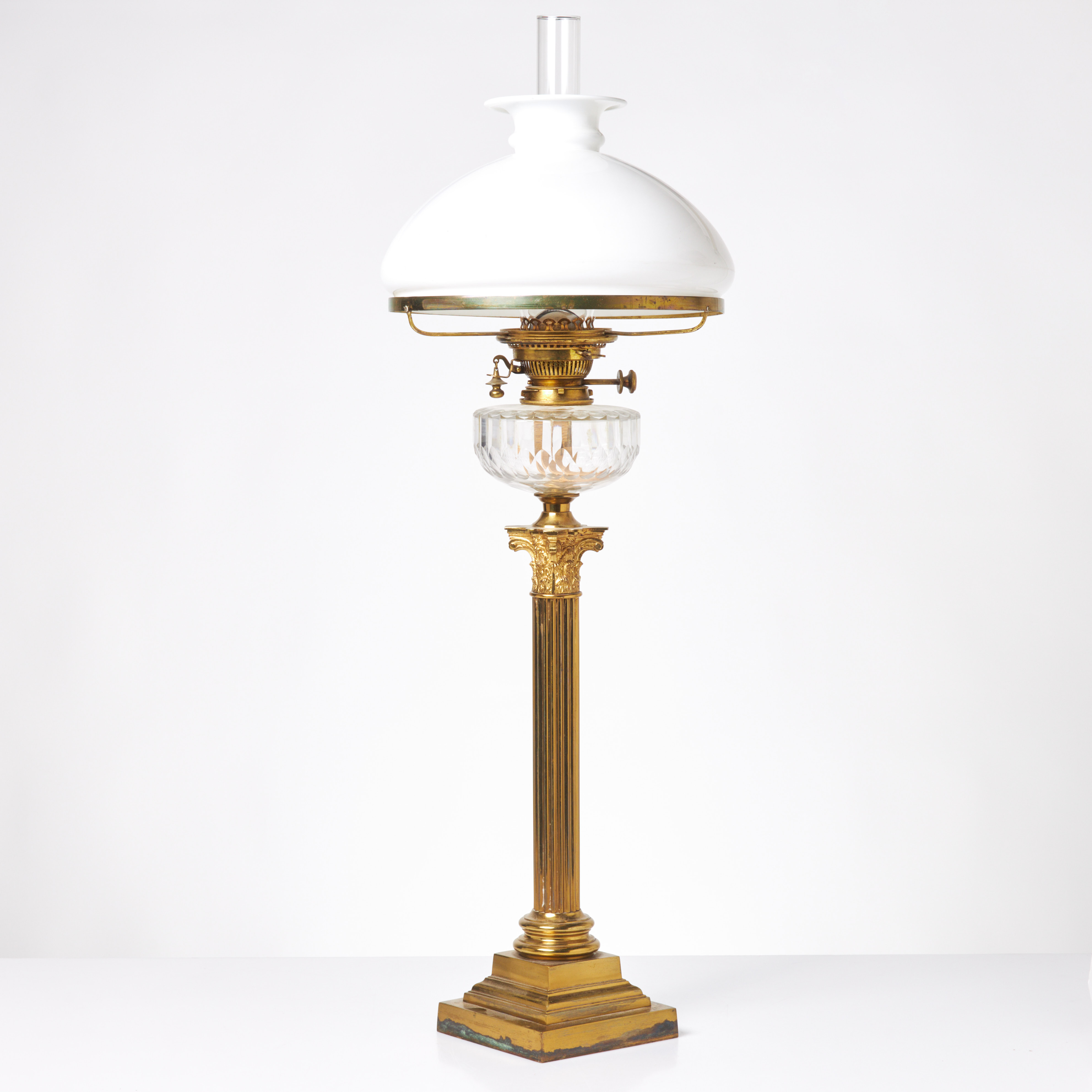 FOTOGENLAMPA, mässing, glas, lampfot i form av korintisk kolonn, märkt Hink's Duplex no. 2, 18/1900-tal.