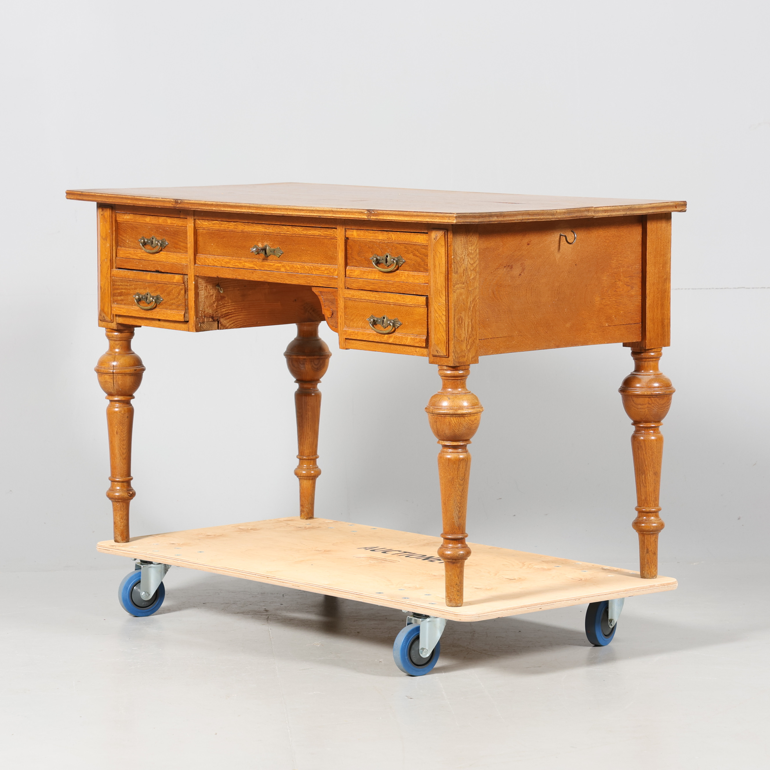 SKRIVBORD, nyrenässans stil.