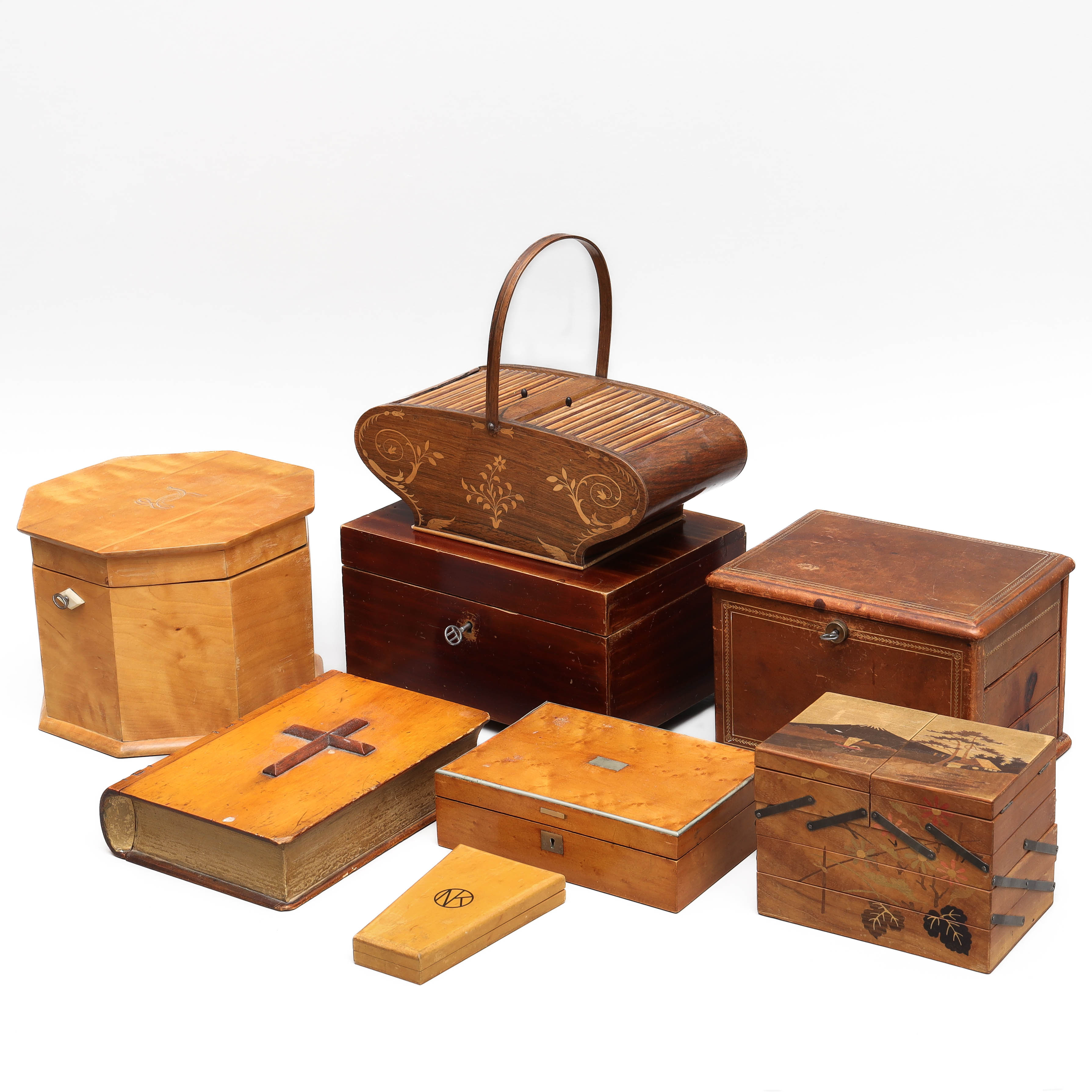 SAMLING SKRIN/ETUIER, 8 delar, trä & läder, 1800/1900-tal.