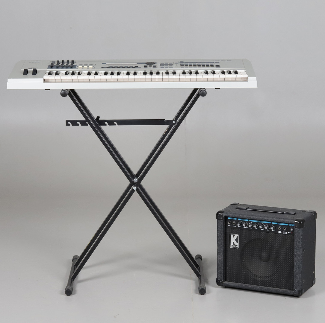 KEYBOARD & FÖRSTÄRKARE, Yamaha MO 6, Kustom KMA 20R.