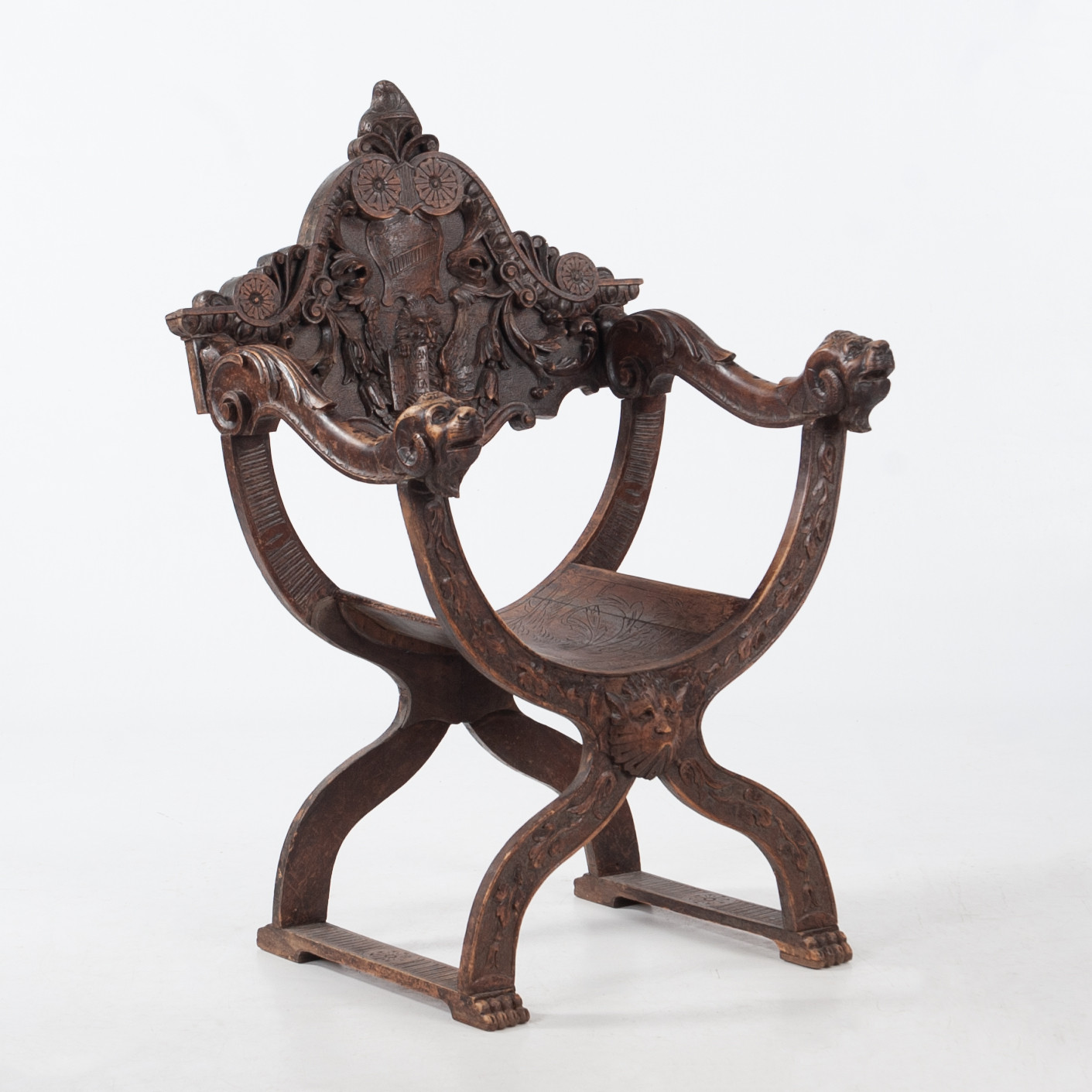 DANTESTOL / SAVONAROLA-STOL, nyrenässans, 1800-talets andra hälft, i rikt skuren dekor.