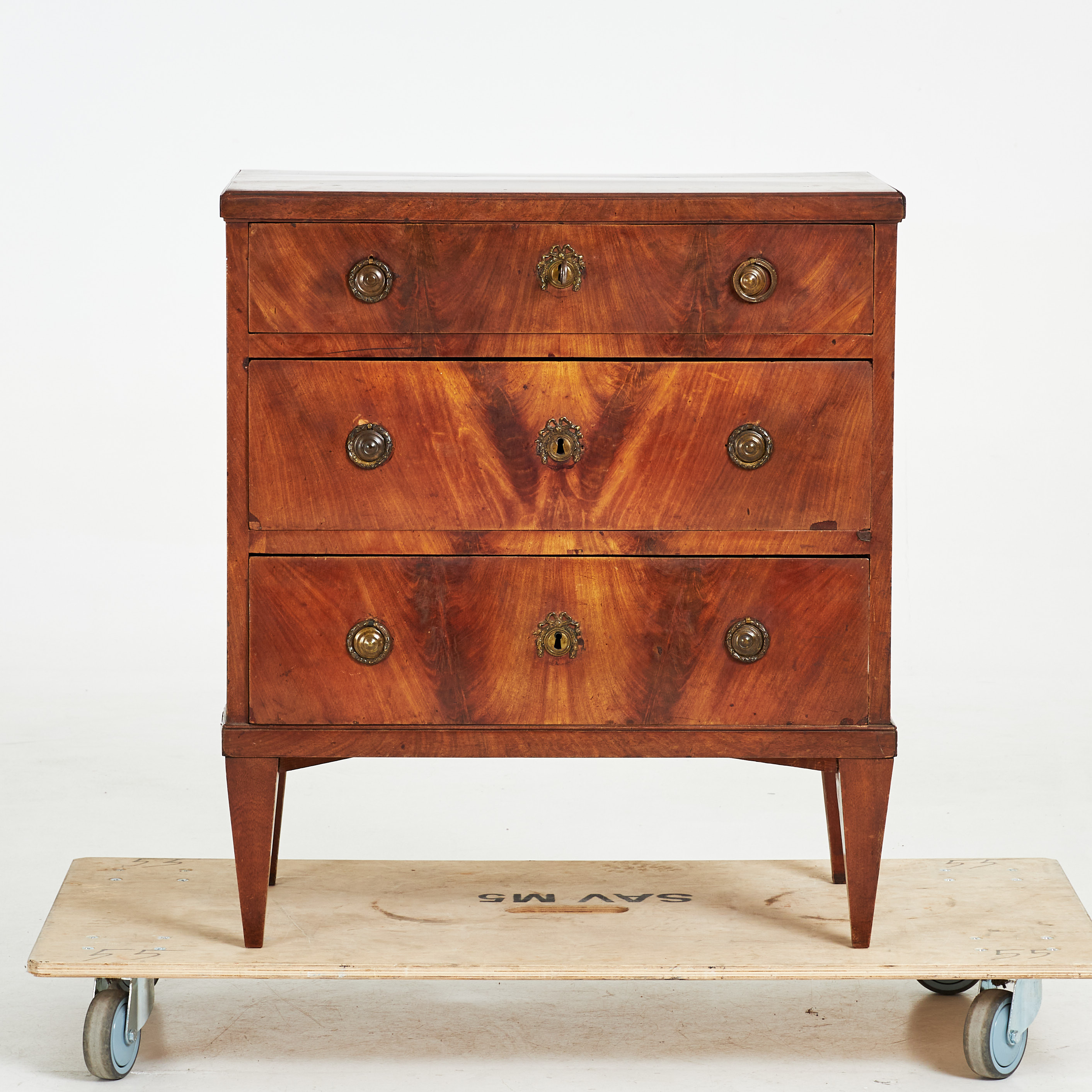 BYRÅ, gustaviansk stil, 1800-talets andra hälft, fanérad med pyramidmahogny, beslag i mässing.