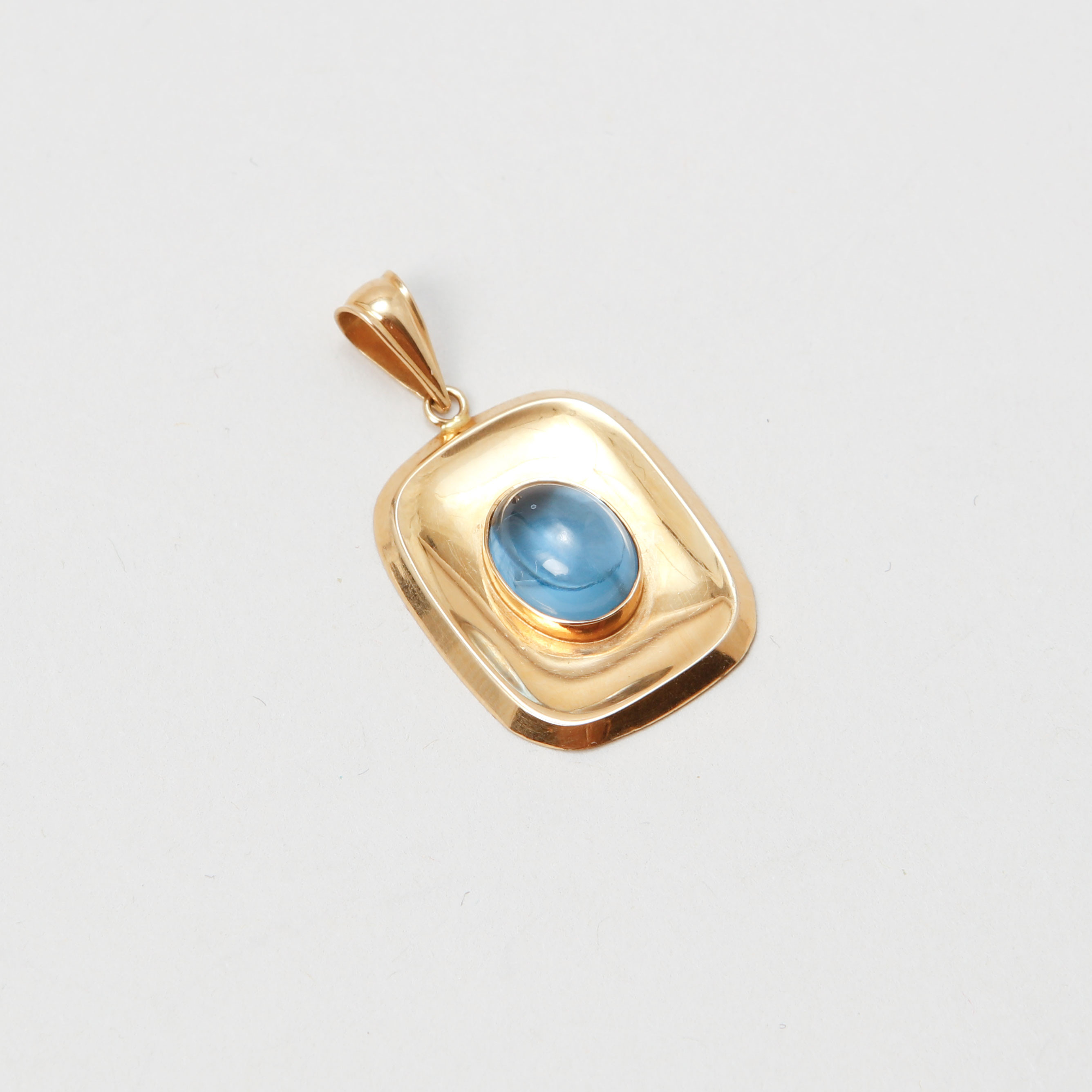 HÄNGE, 18k guld samt syntetisk spinell. Vikt 2.5 gram.