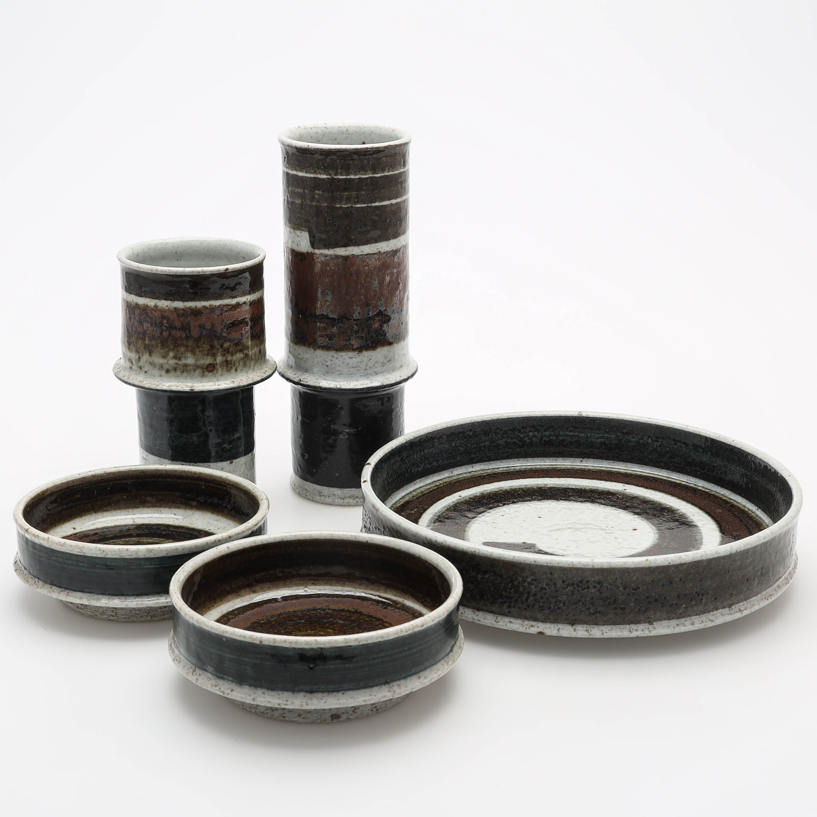 INGER PERSSON. Vaser samt skålfat, 5 delar, stengods, monogramsignerade, Rörstrand Ateljé.