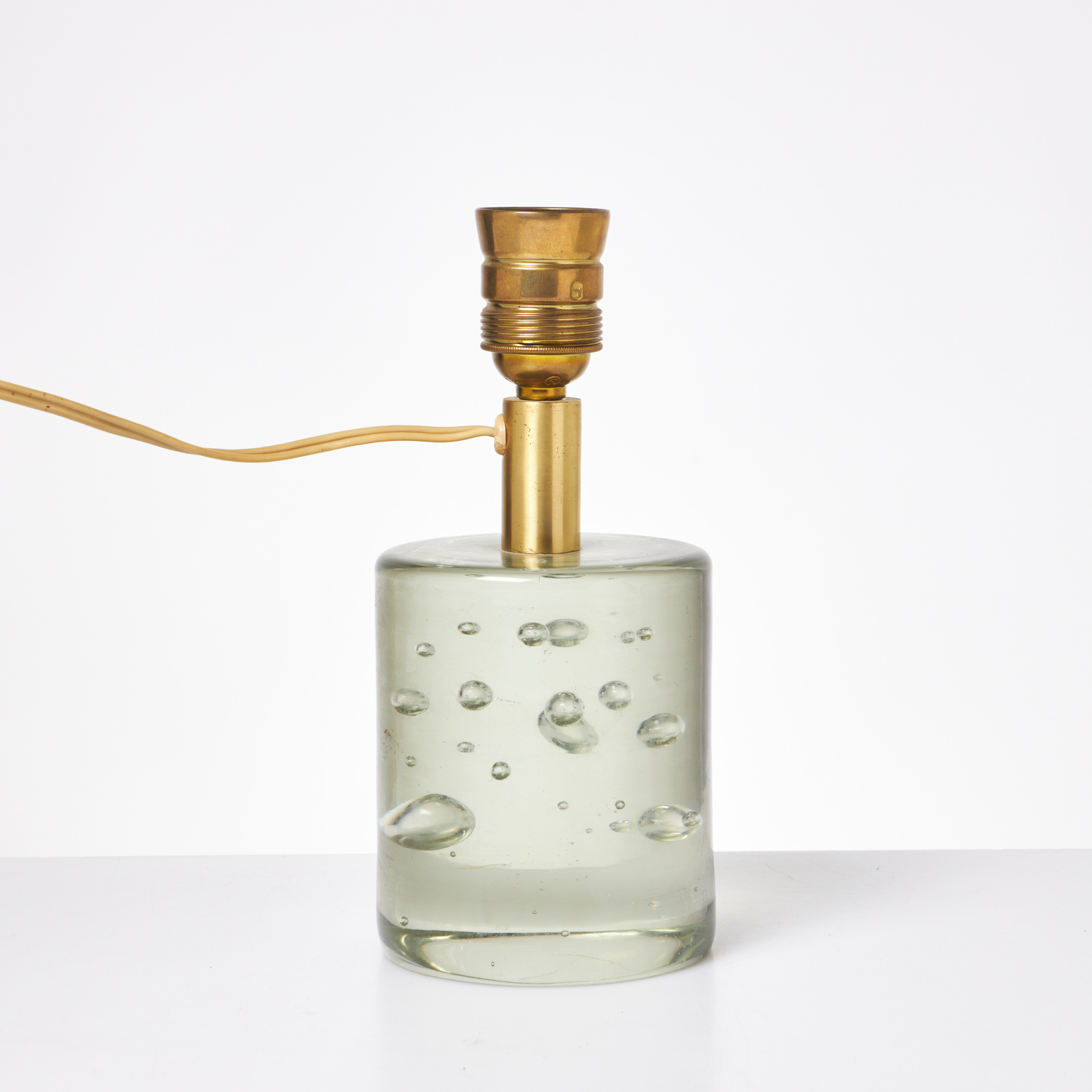 BORDSLAMPA, fot i glas med infattade luftbubblor, mässing, 1900-tal.