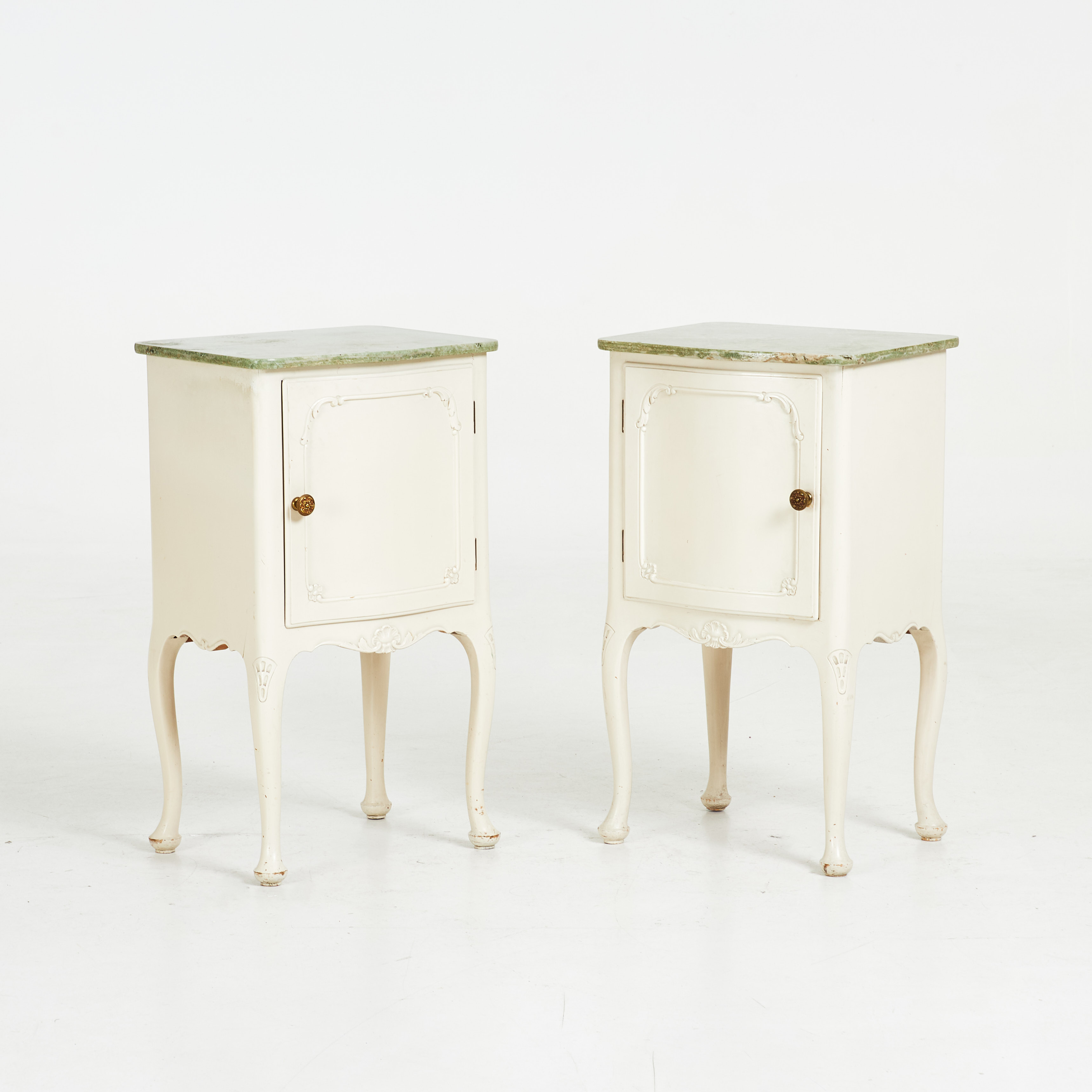 POTTSKÅP / SÄNGBORD, ett par, omkring 1900-talets första hälft, rokokostil, vitmålade, invändigt med ek, toppen med marmorskivor.