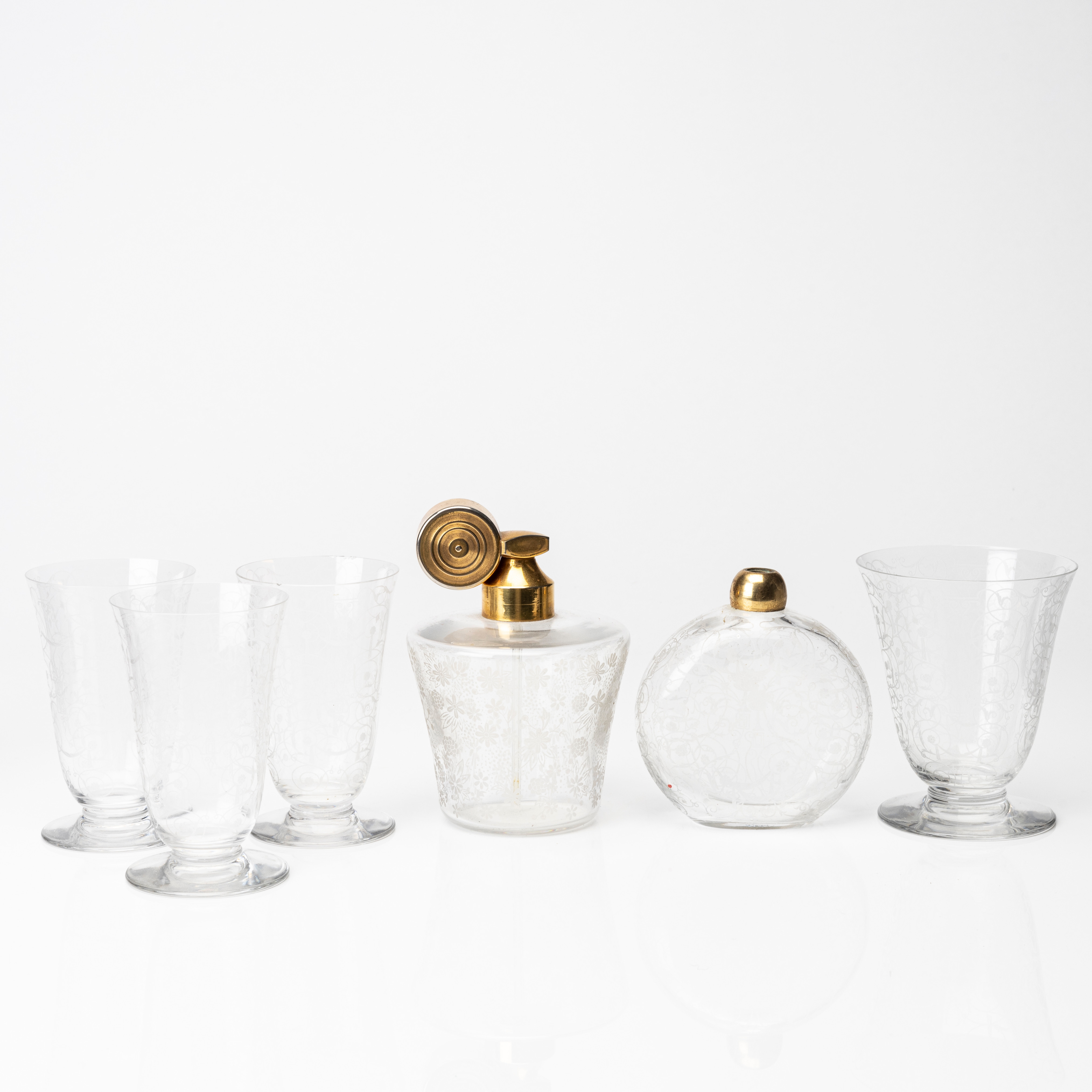 GLAS, 4 st samt FLAKONGER, 2 st, glas, Baccarat, Meurthe-et-Moselle, Frankrike.