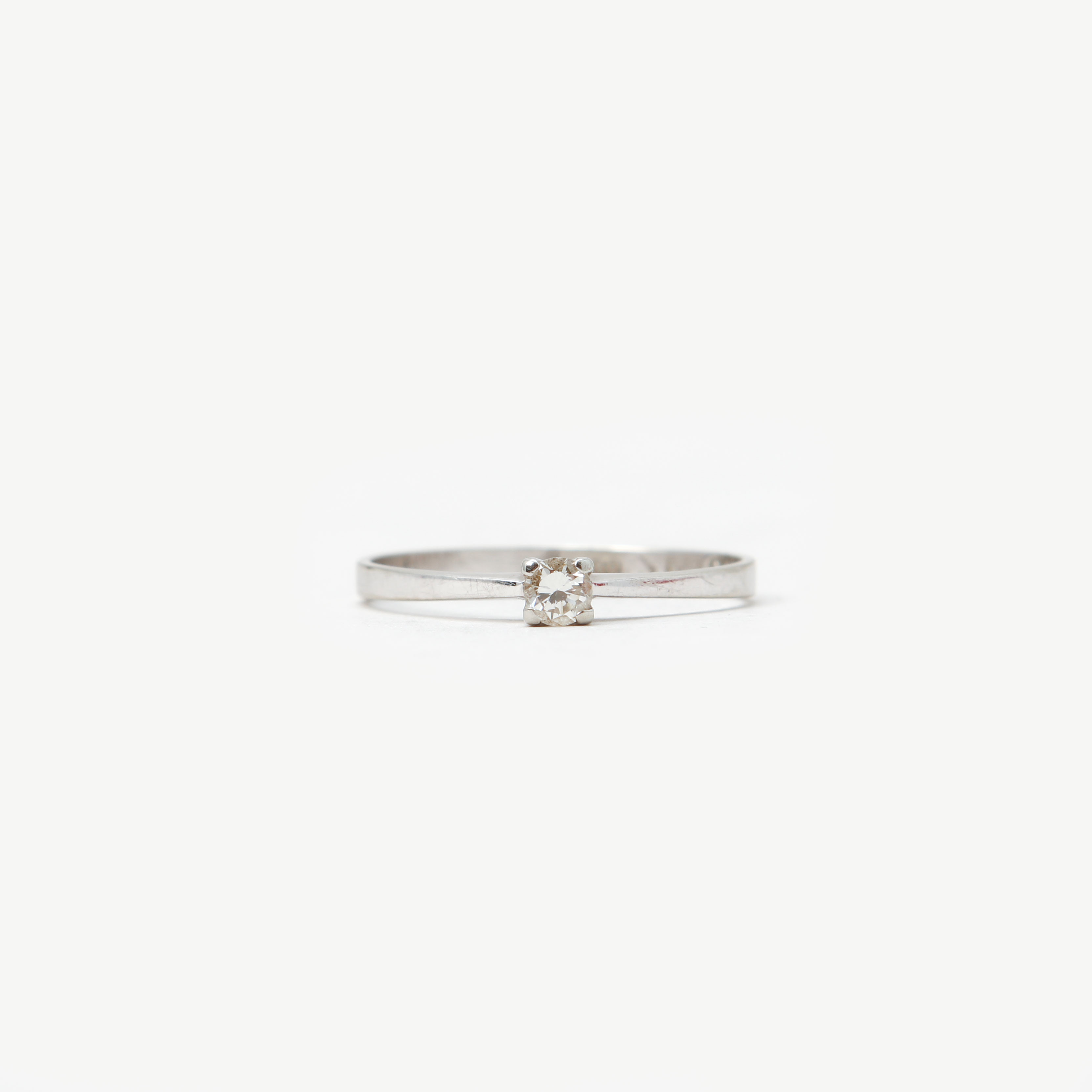 RING, vitguld samt diamant enligt gravyr 0.11 ct. Vikt 1.4 gram.