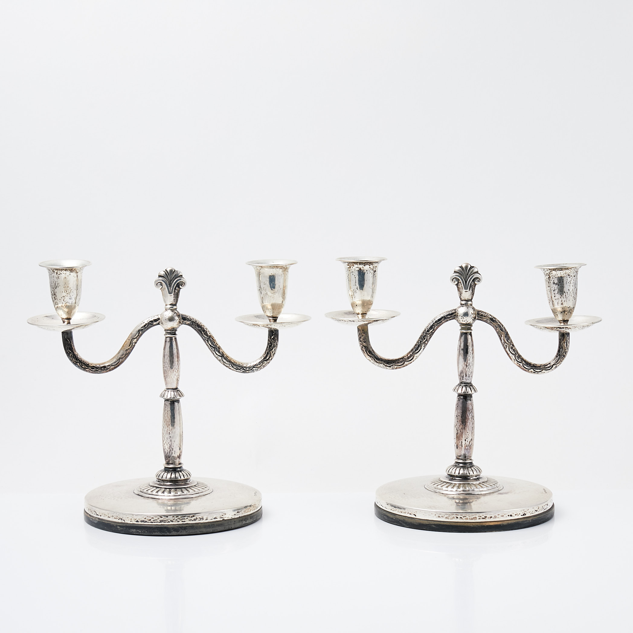 LJUSSTAKAR, 1 par, silver, fyllda bottnar, C G Hallberg, Stockholm 1925.