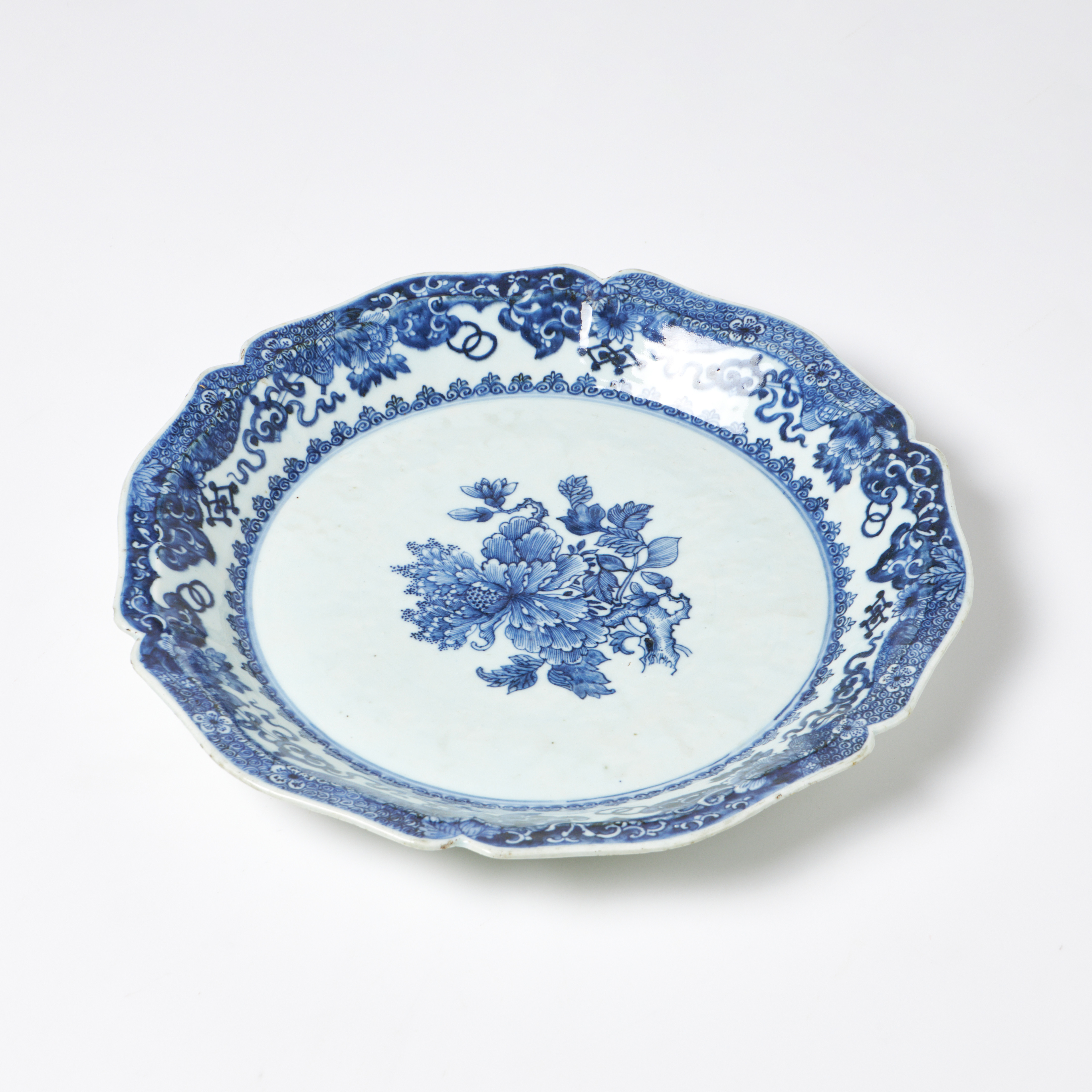 FAT, Kina, porslin, floral dekor i underglasyrblått, 1700-tal.