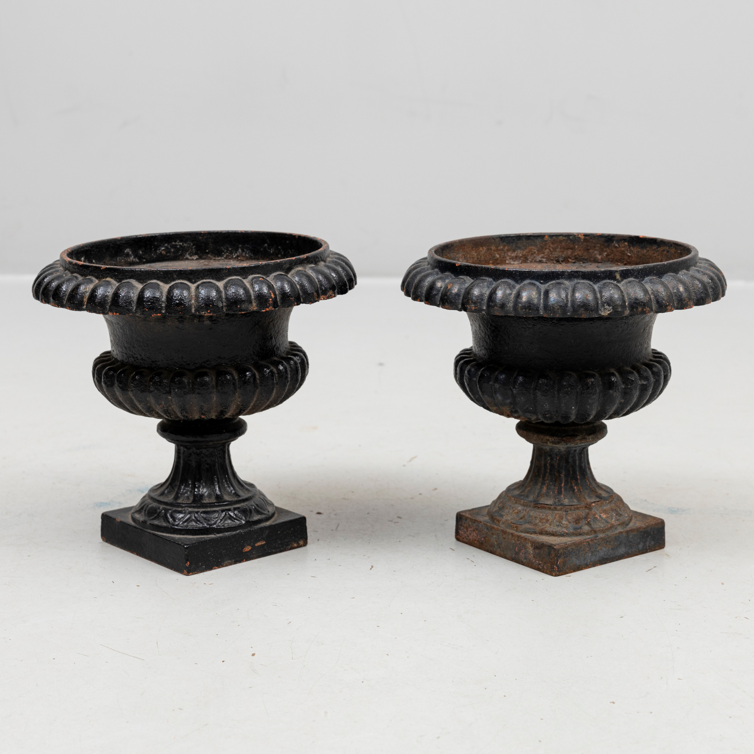 TRÄDGÅRDSURNOR, ett par, bemålat gjutjärn, 1800/1900-tal.