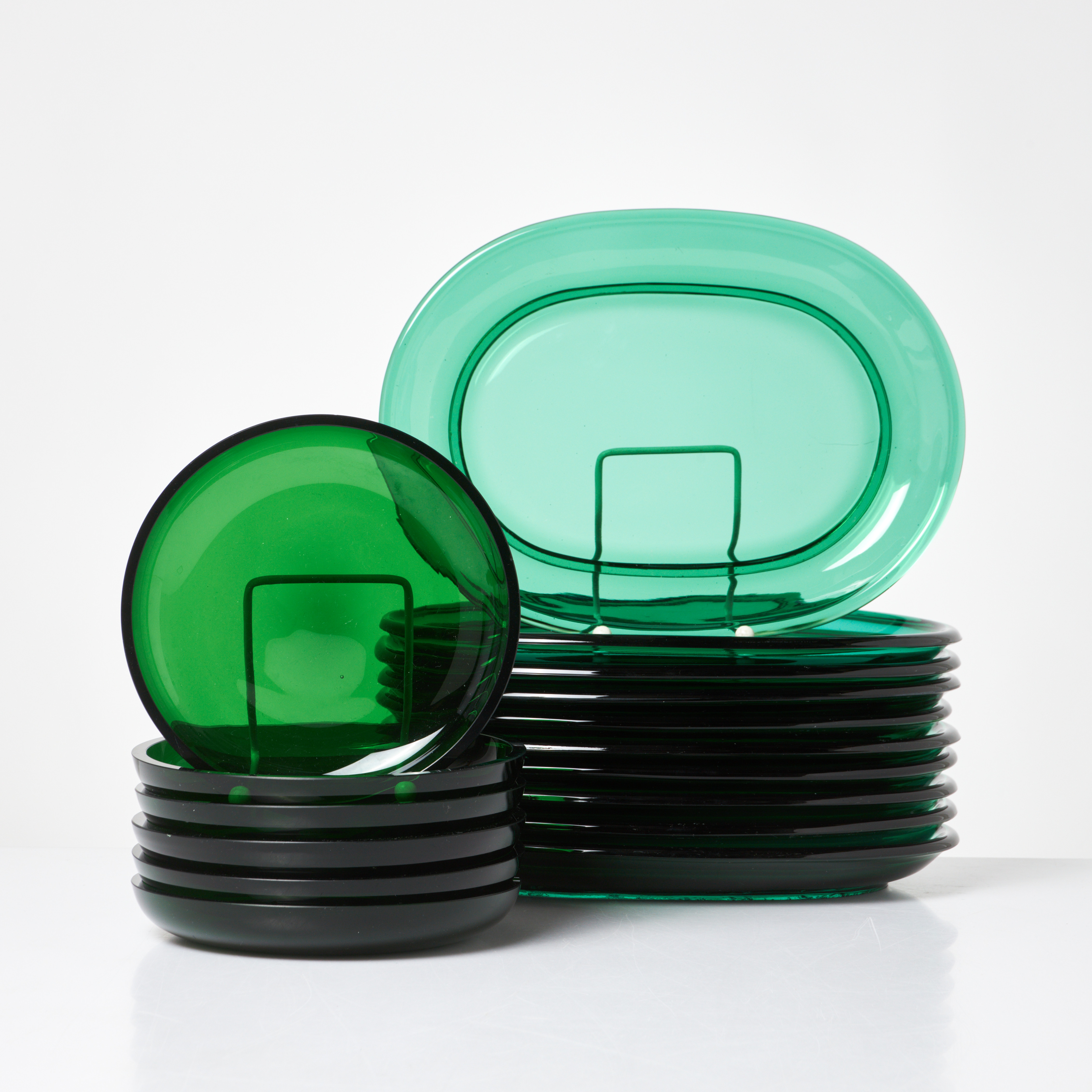 JOSEF FRANK. Hummertallrikar samt assietter, 10+6 dlr, grön glasmassa, för Firma Svenskt Tenn.