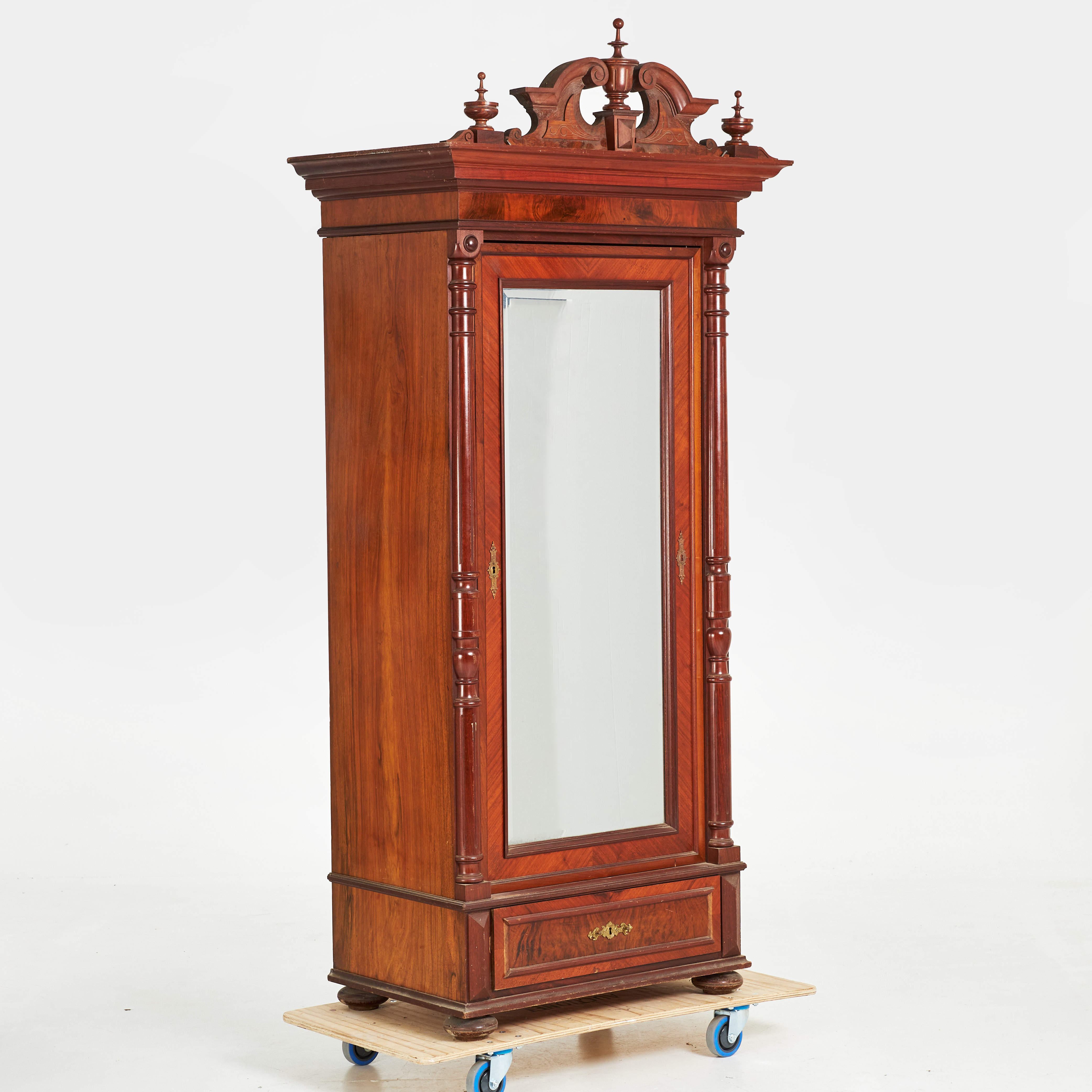 LINNESKÅP, nyrenässans, 1800-talets slut, mahogny, skåpdörr med spegel, krön.