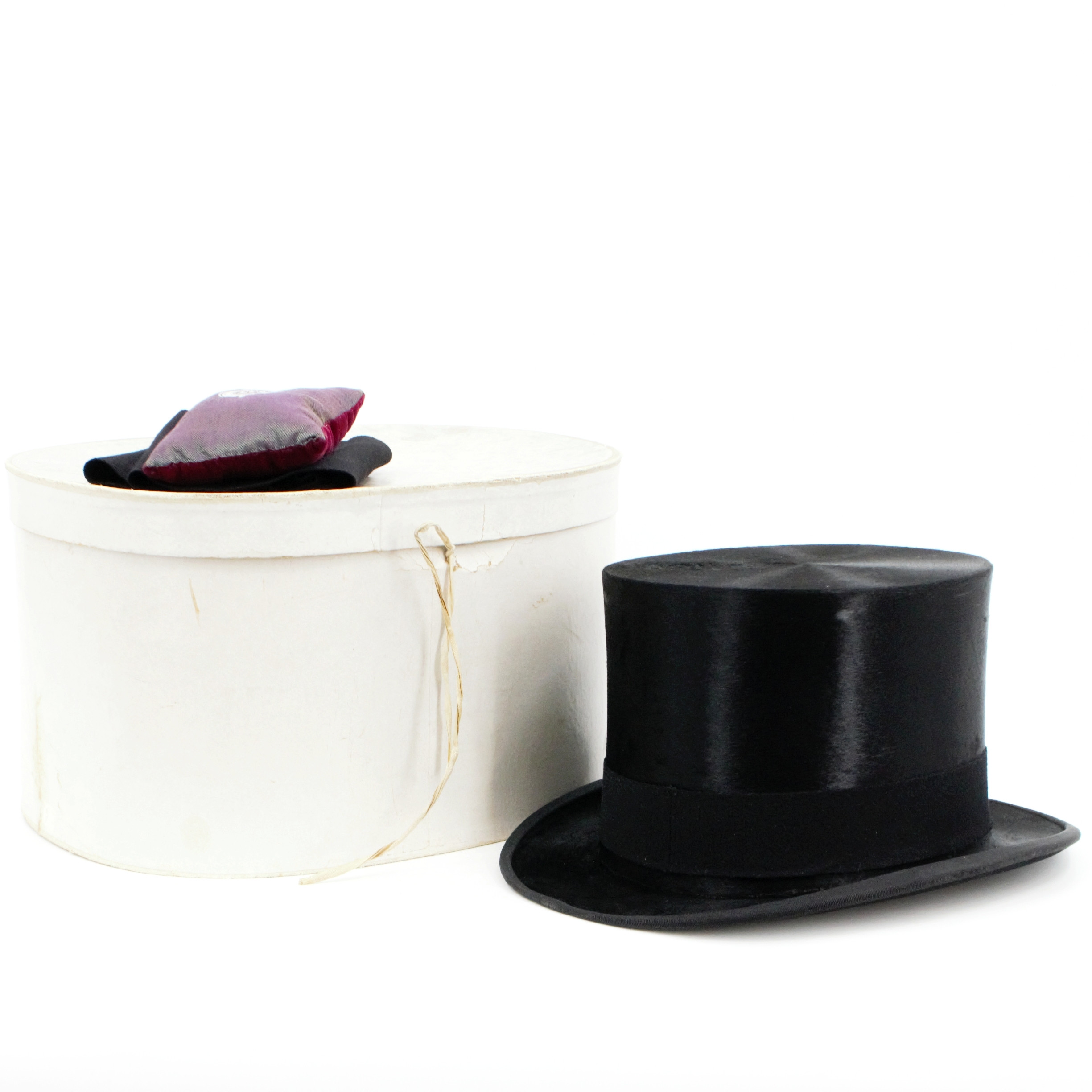 HÖG HATT i ask, A. Casse, uppskattad stl. 57, Paris.