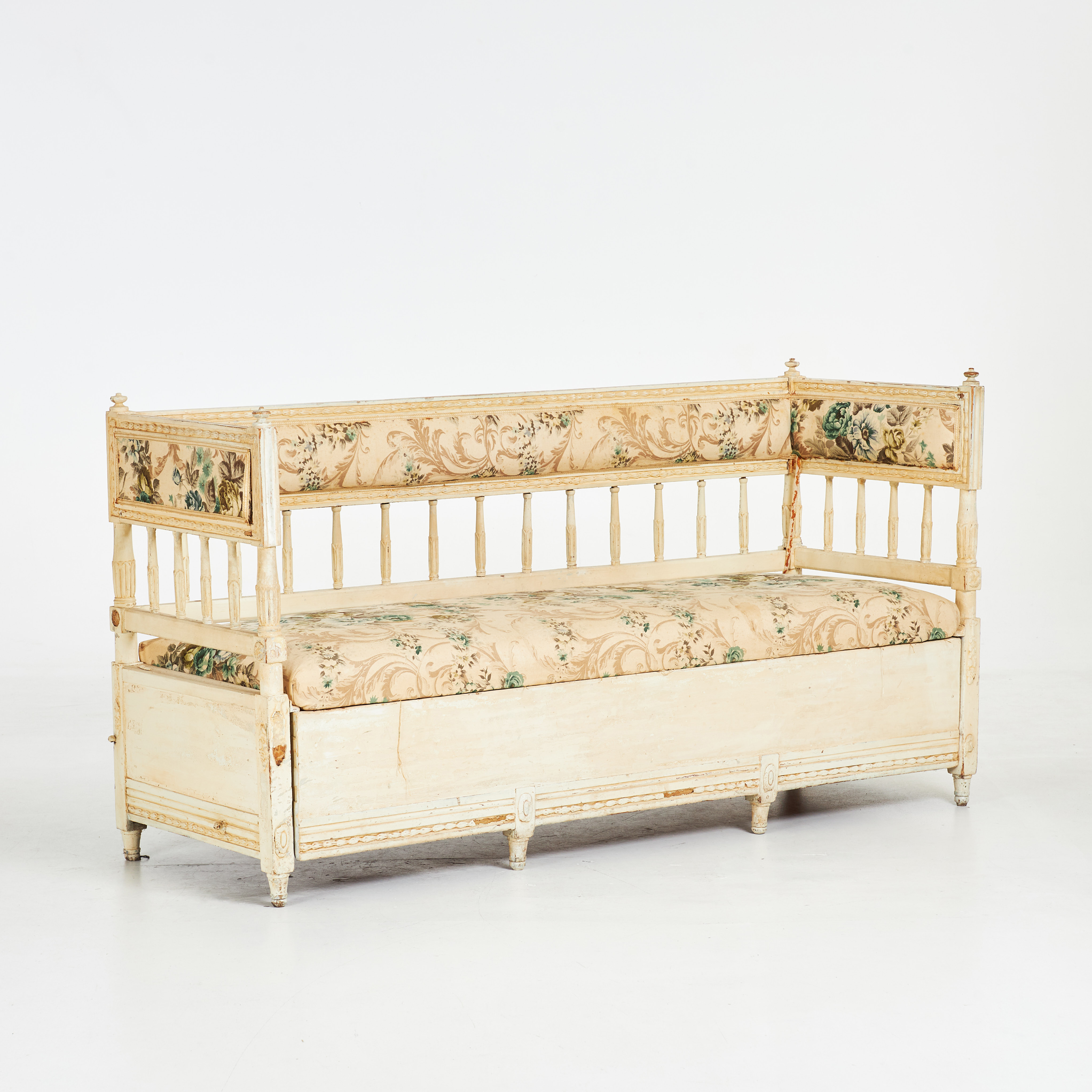 SOFFA, sengustaviansk, omkring år 1800, utdragbar, träskuren dekor.