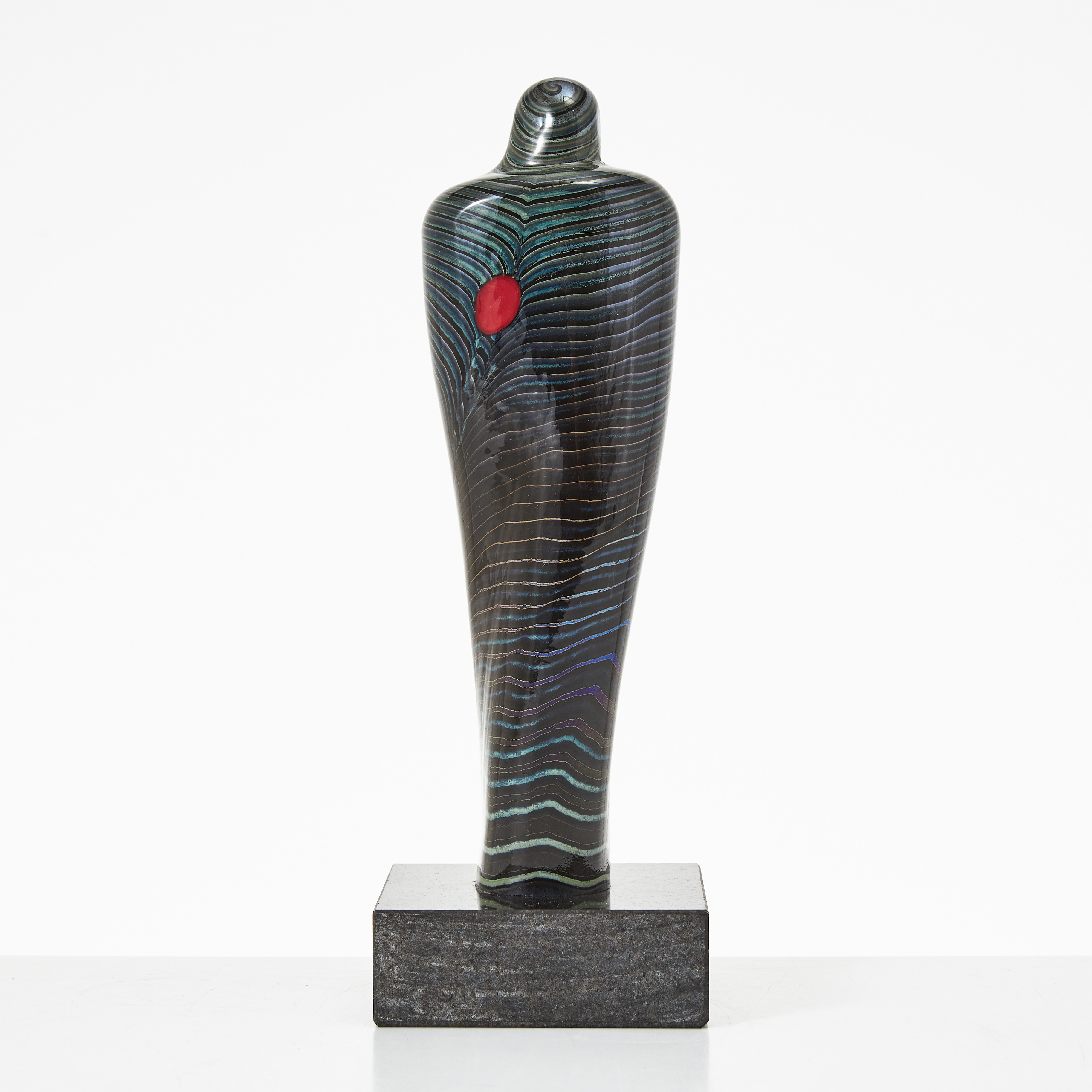 BERTIL VALLIEN. "Mummy", skulptur, glas, Kosta Boda, monterad på stensockel.