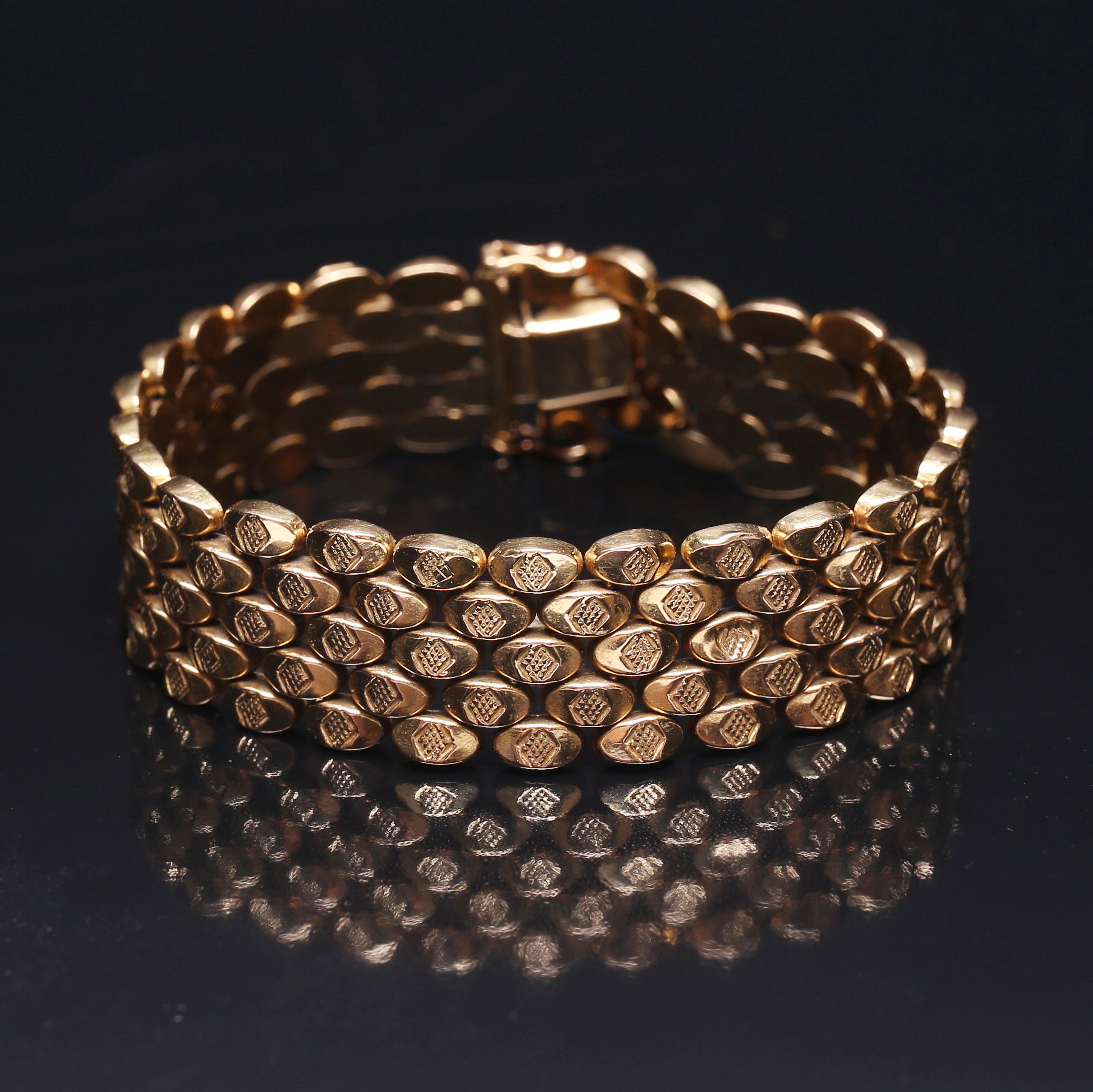 ARMBAND, 18k guld, vikt ca 34,9 gram.