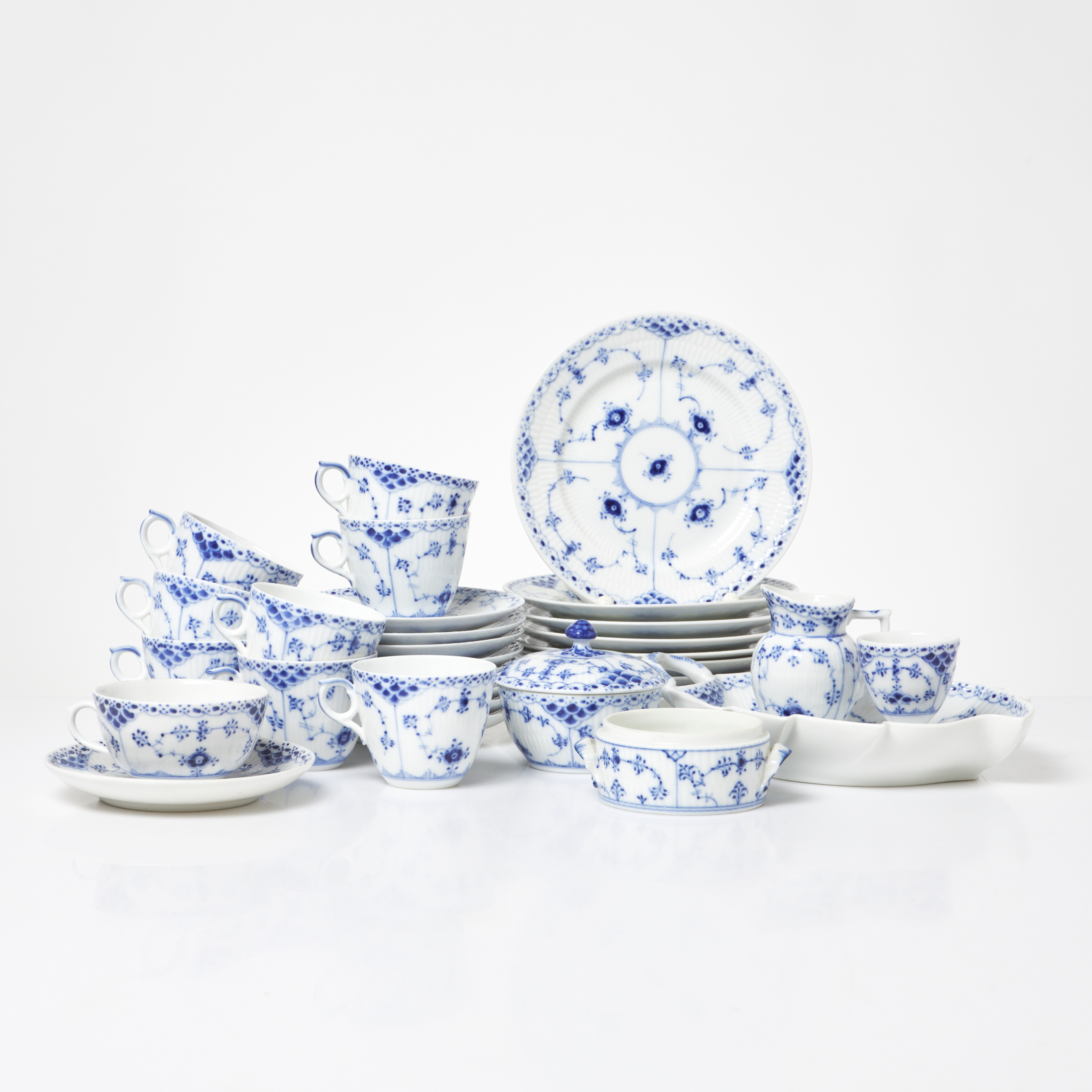 ROYAL COPENHAGEN, servisdelar, 23 dlr, "Musselmalet", halvblond.