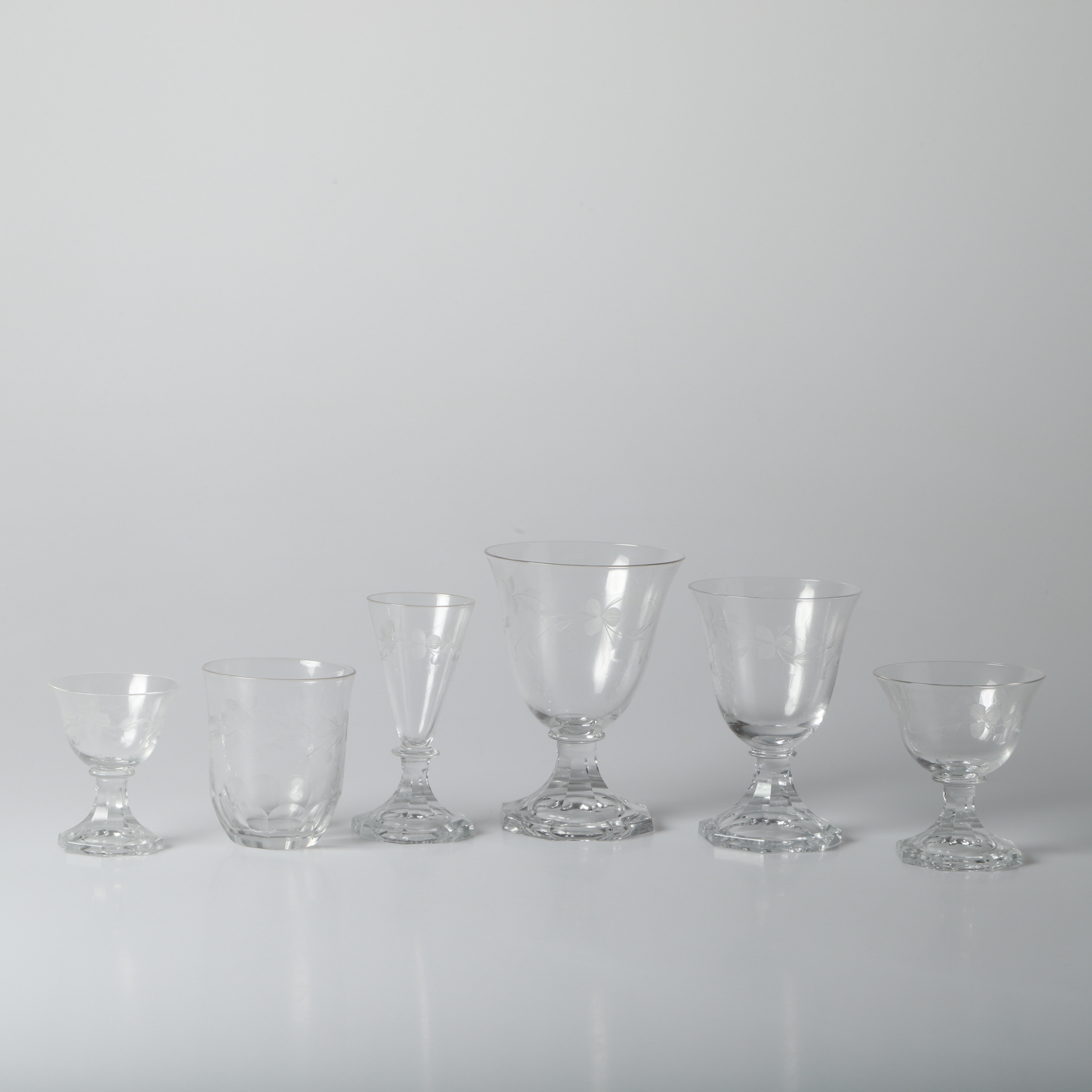 GLASSERVIS, 50 delar, glas med etsad dekor, 1900-tal.