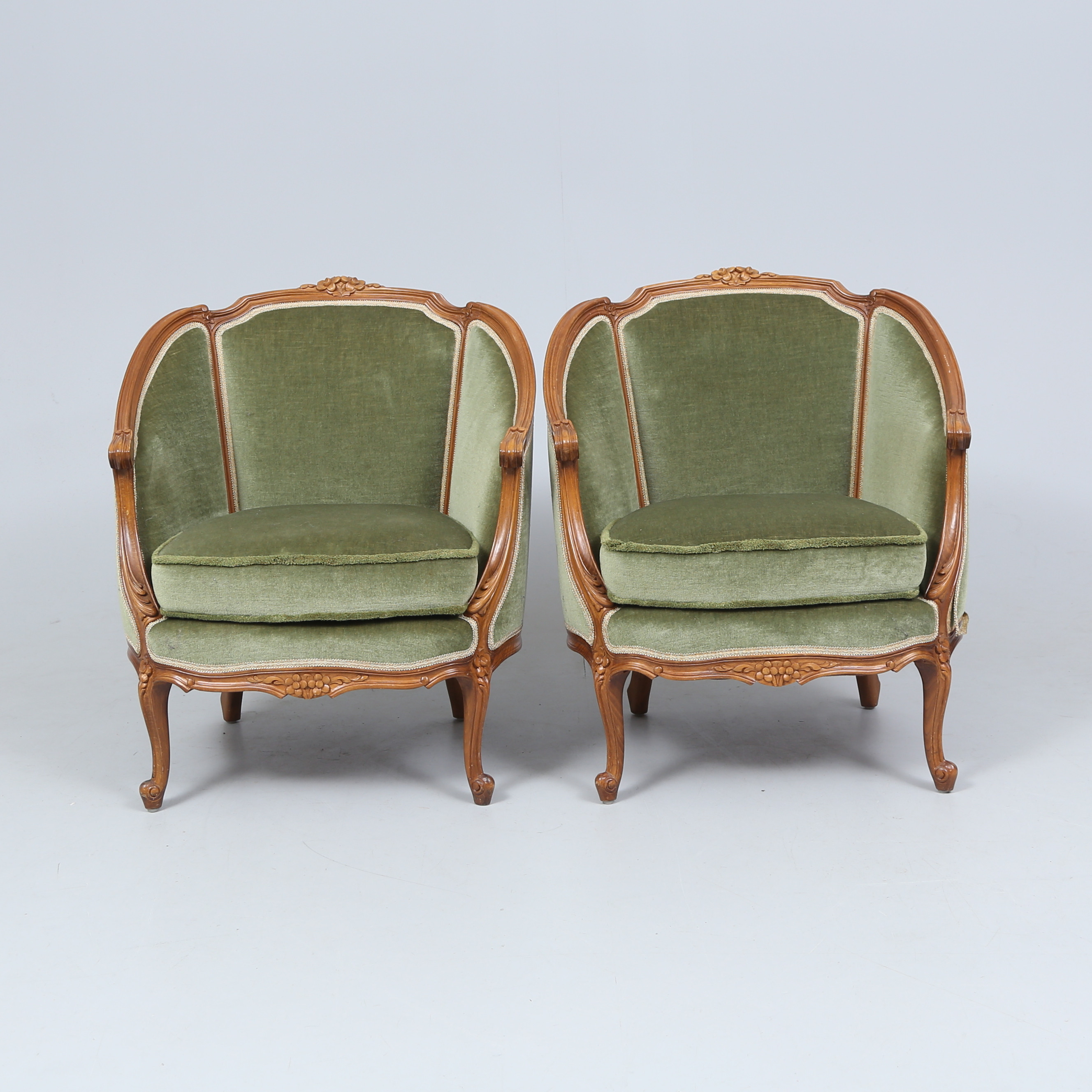 FÅTÖLJER, ett par, rokokostil, omkring 1900-talets mitt.