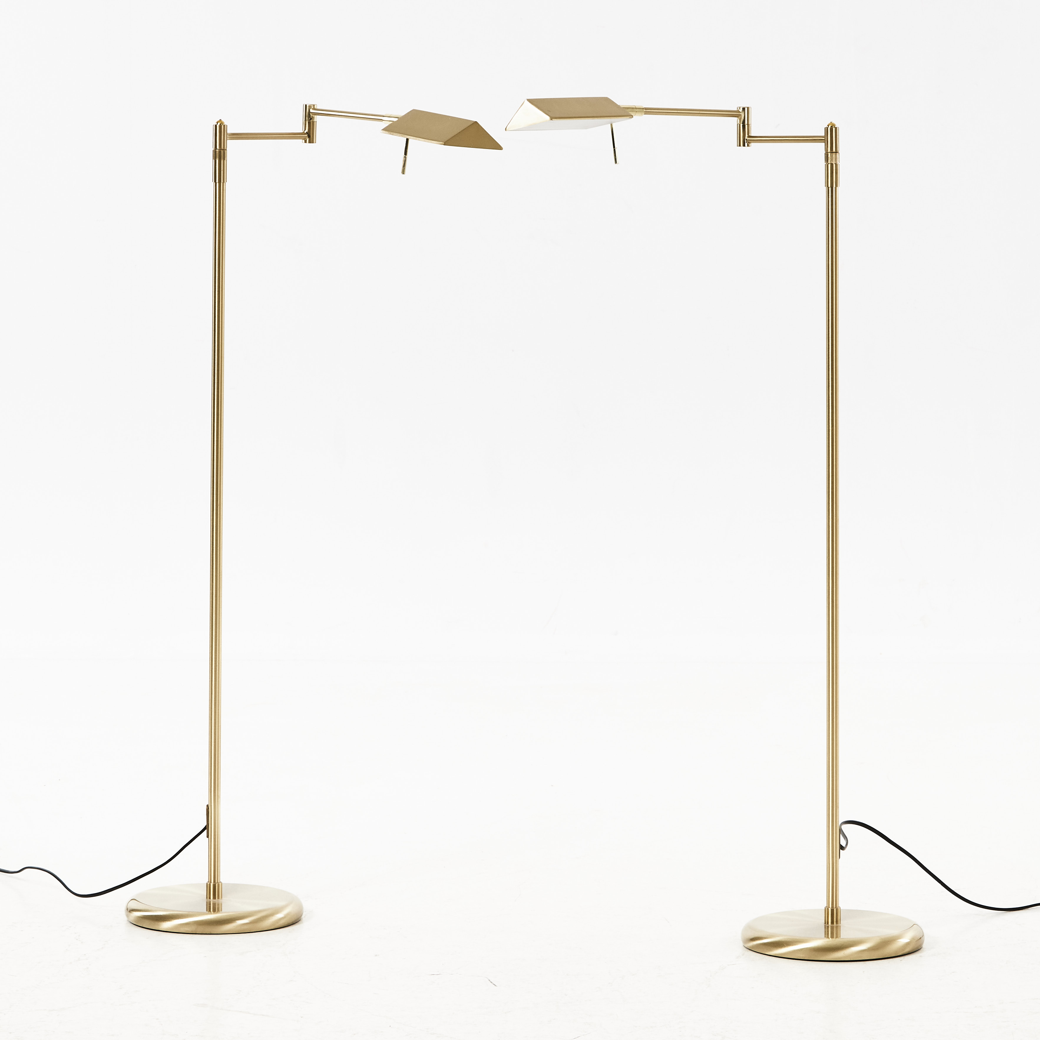 LUPIA LICHT, "Boston Led", golvlampor, 1 par, mässing, dimbara, inköpta hos Fogelmarck, etikettmärkning.