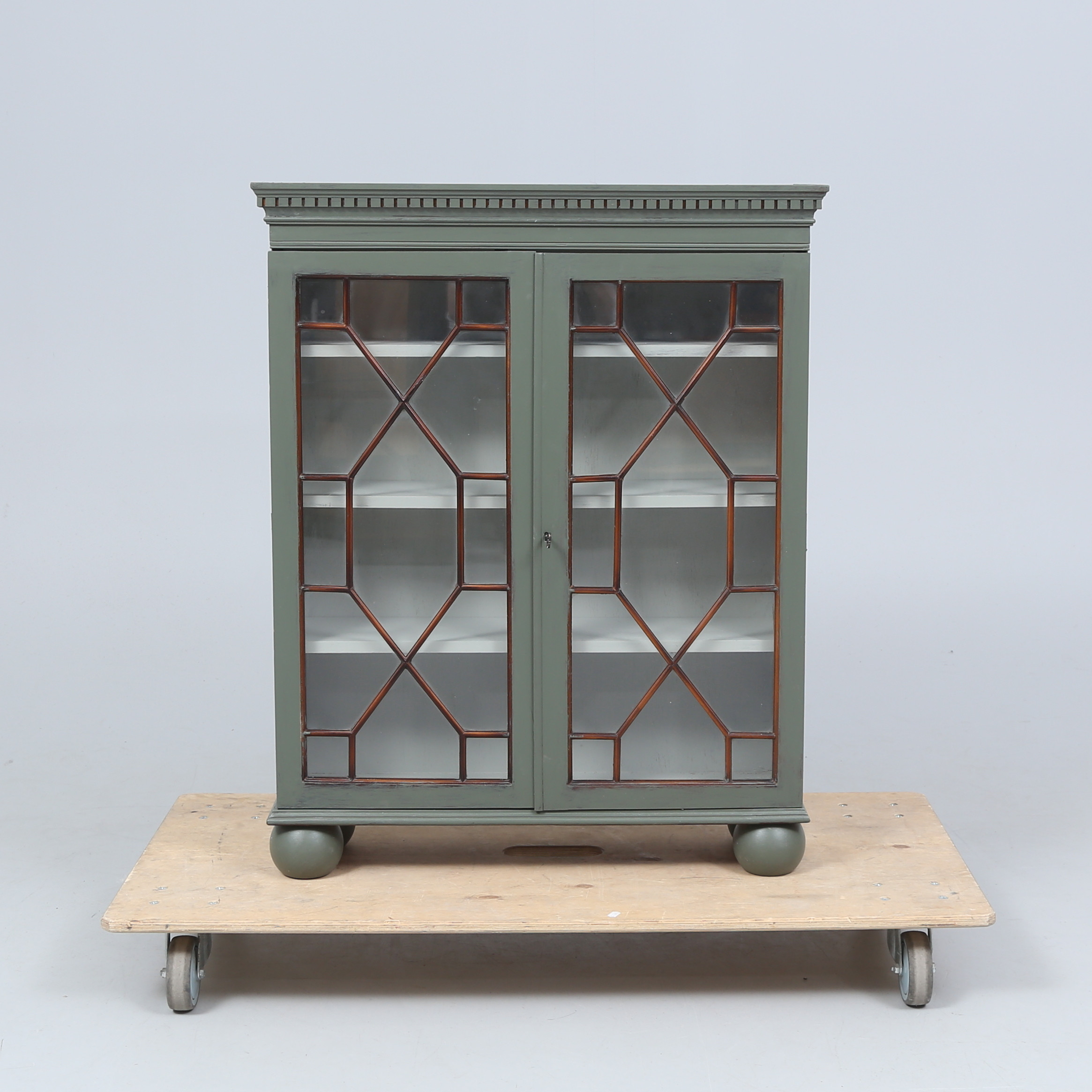 VITRINSKÅP, engelsk stil, bemålad, 1900-tal.