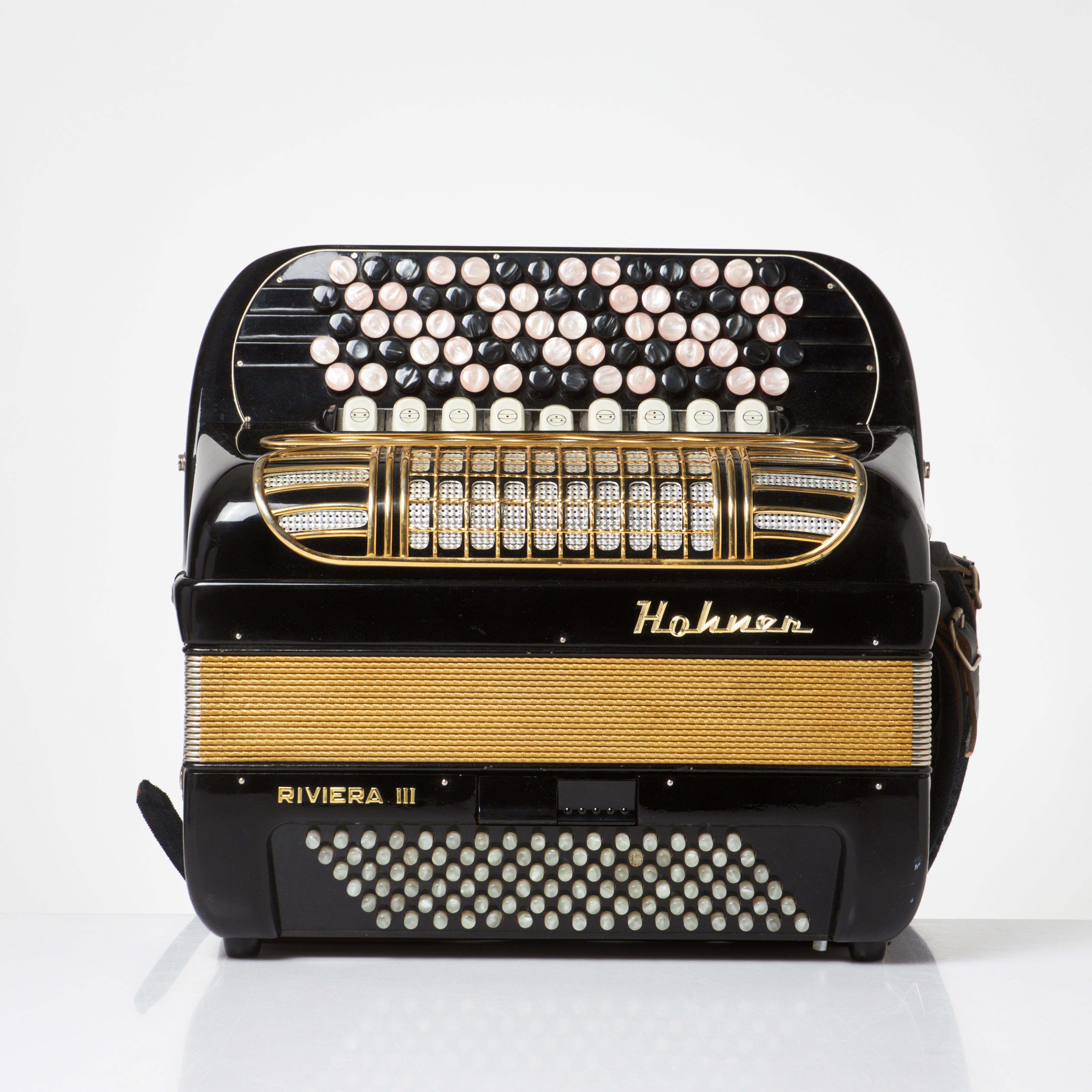 HOHNER. Dragspel, "Riviera III", 96 baser, 9/2. Switzerland.