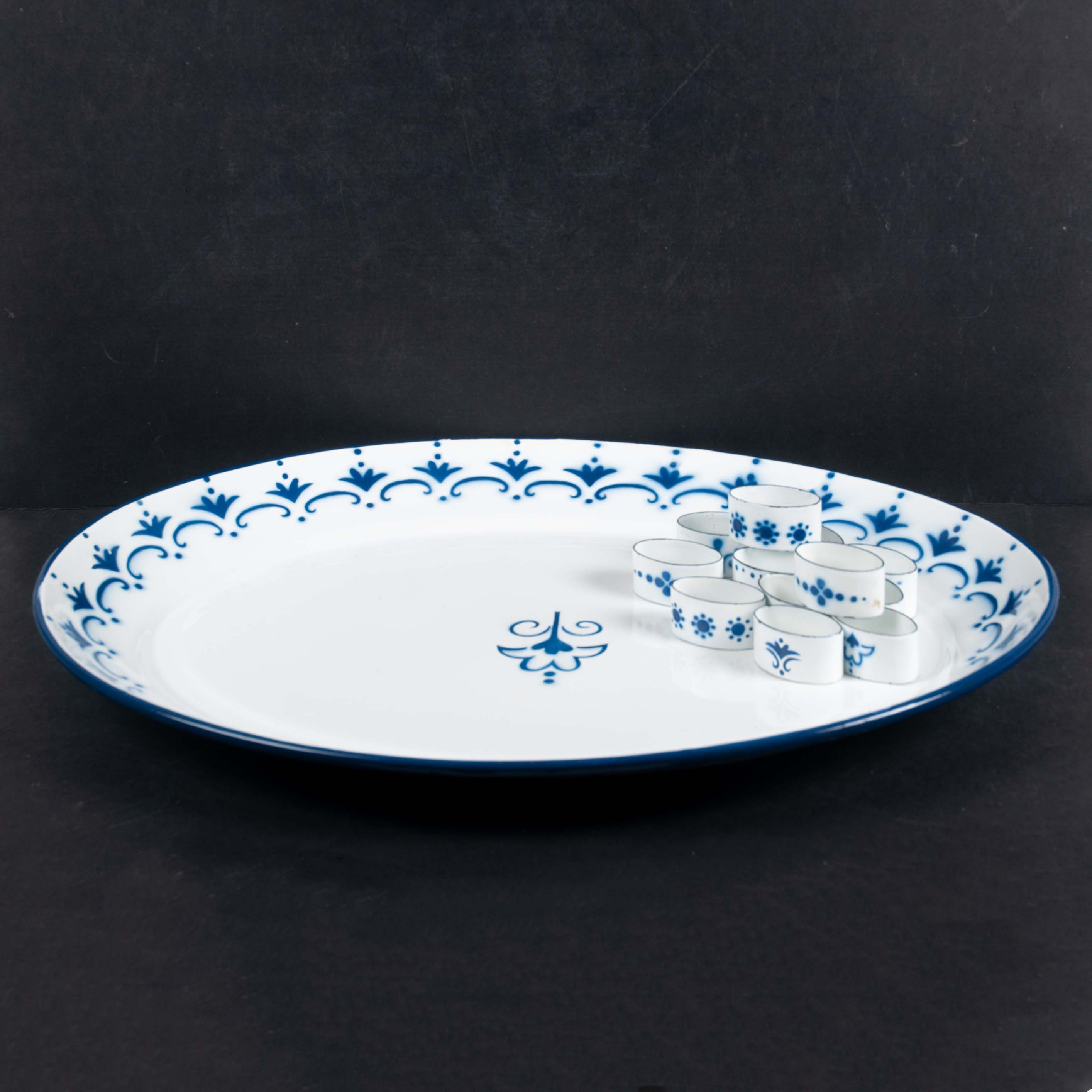 BRICKA och SERVETTRINGAR. Emalj, 13 delar, IKEA.