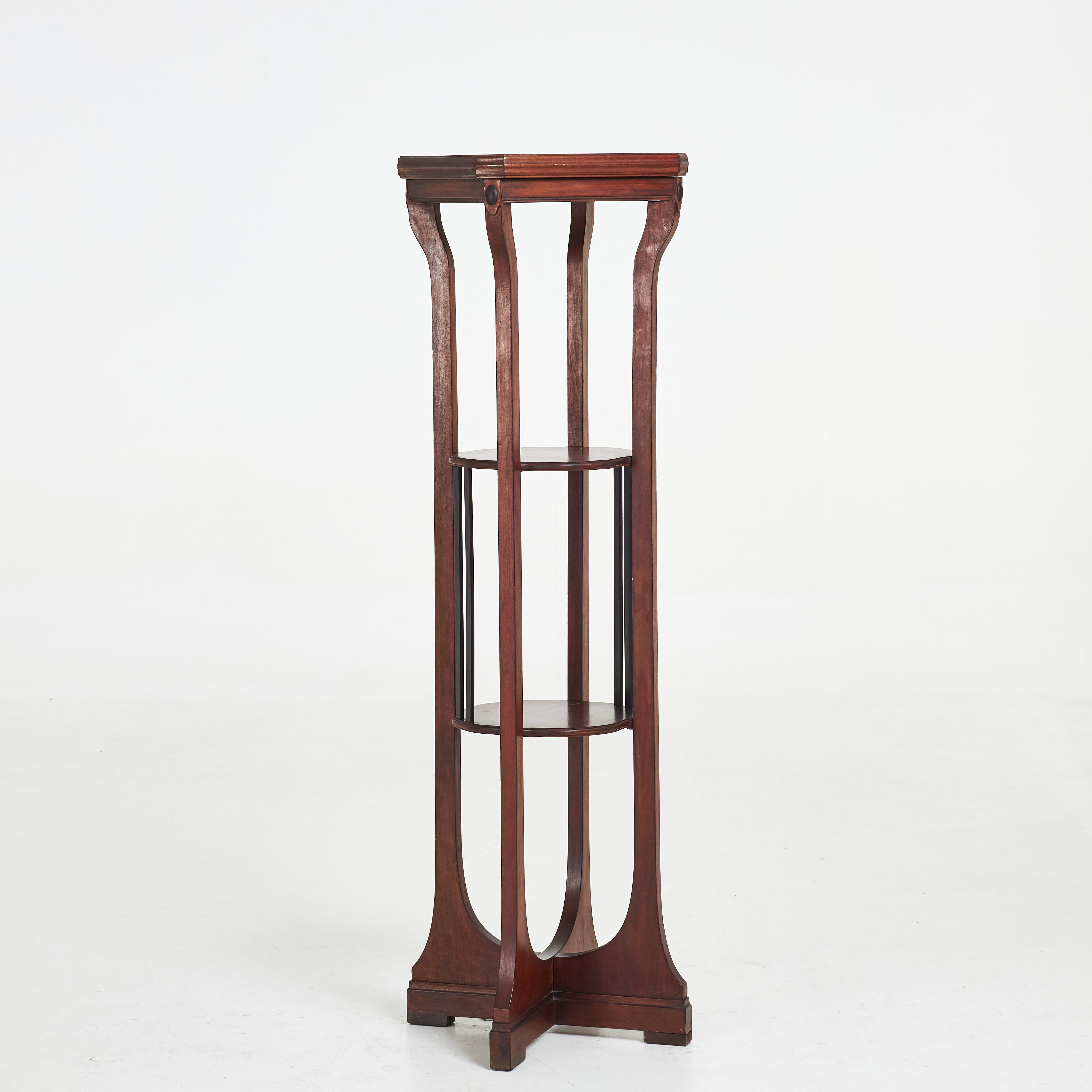 PIEDESTAL. Jugend, 1900-talets början, mahogny, konturerade profilerade hyllsektioner.